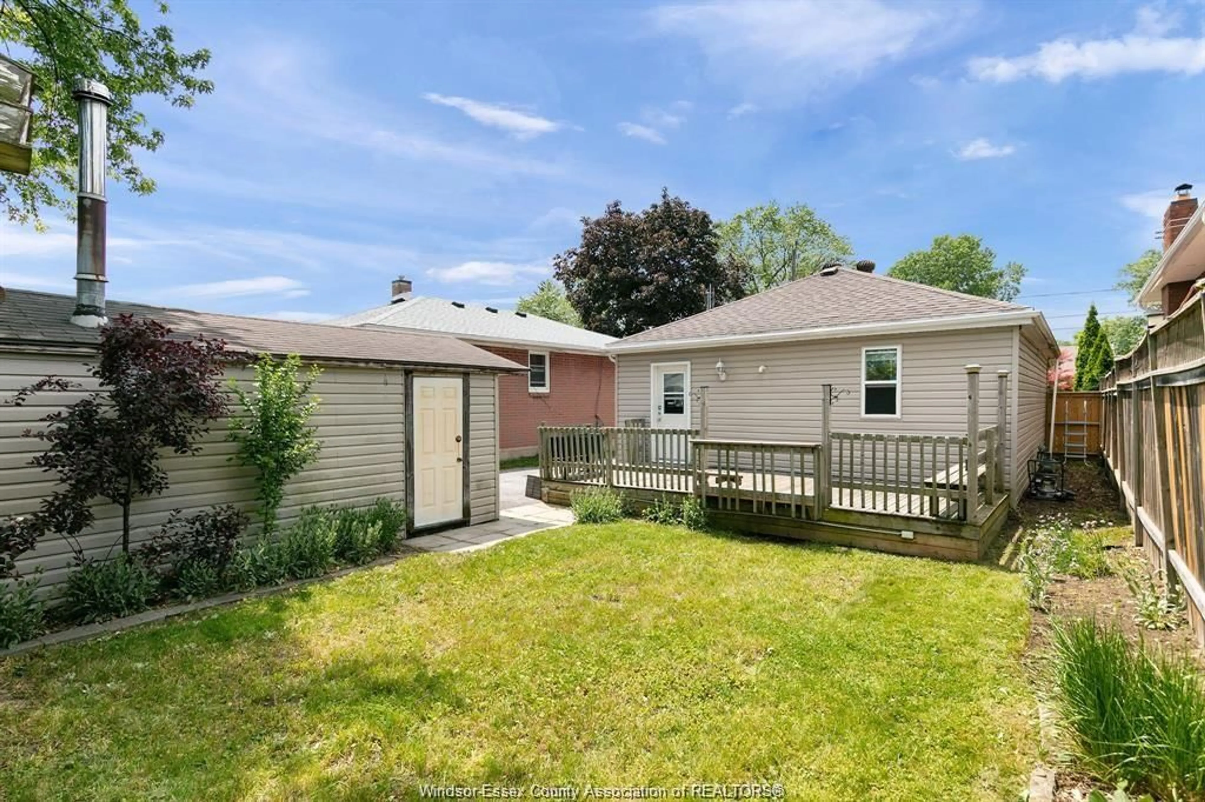 A pic from outside/outdoor area/front of a property/back of a property/a pic from drone, street for 2460 ARTHUR Rd, Windsor Ontario N9W 4V7