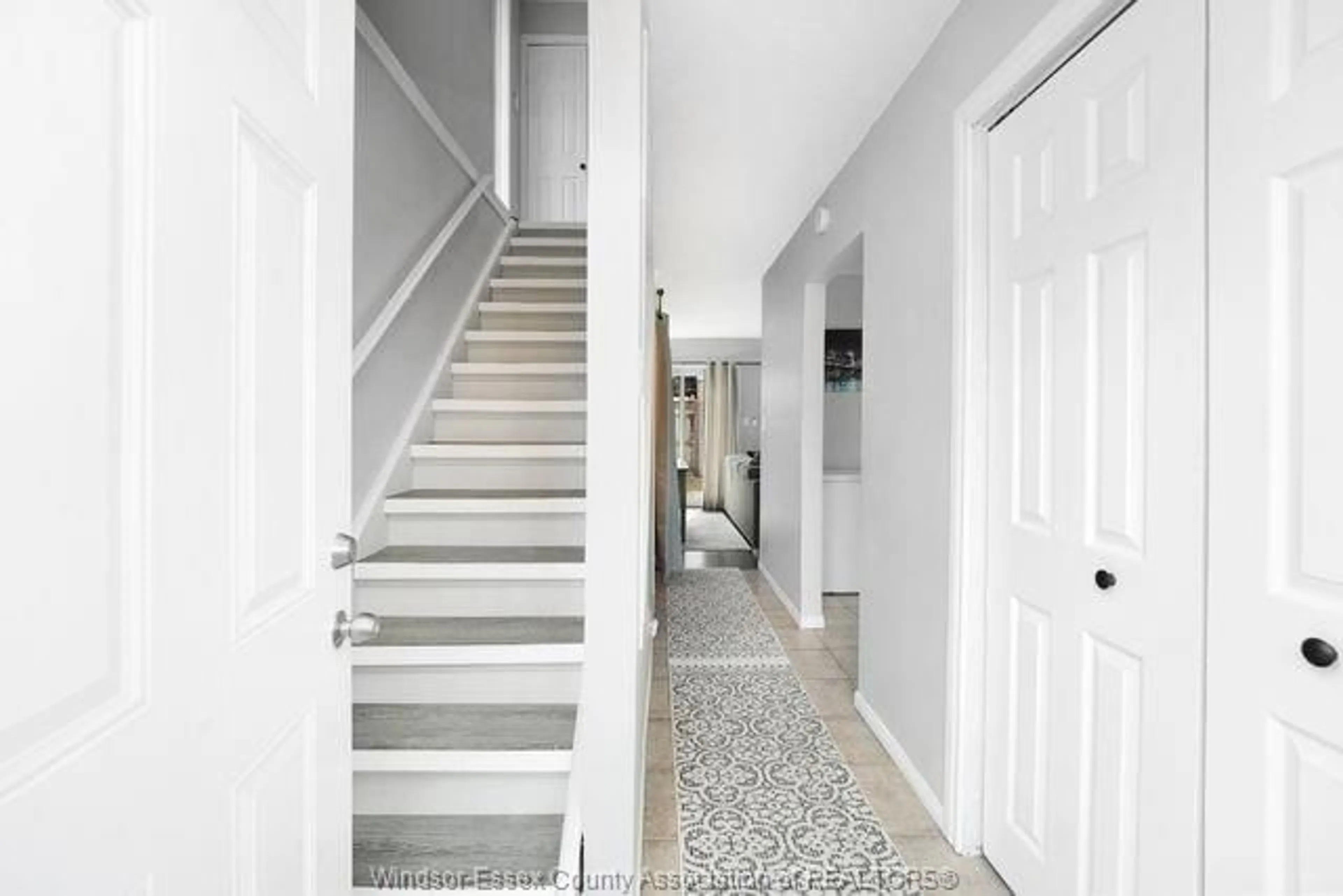 Indoor foyer for 8665 DARLINGTON Cres, Windsor Ontario N8S 4M5