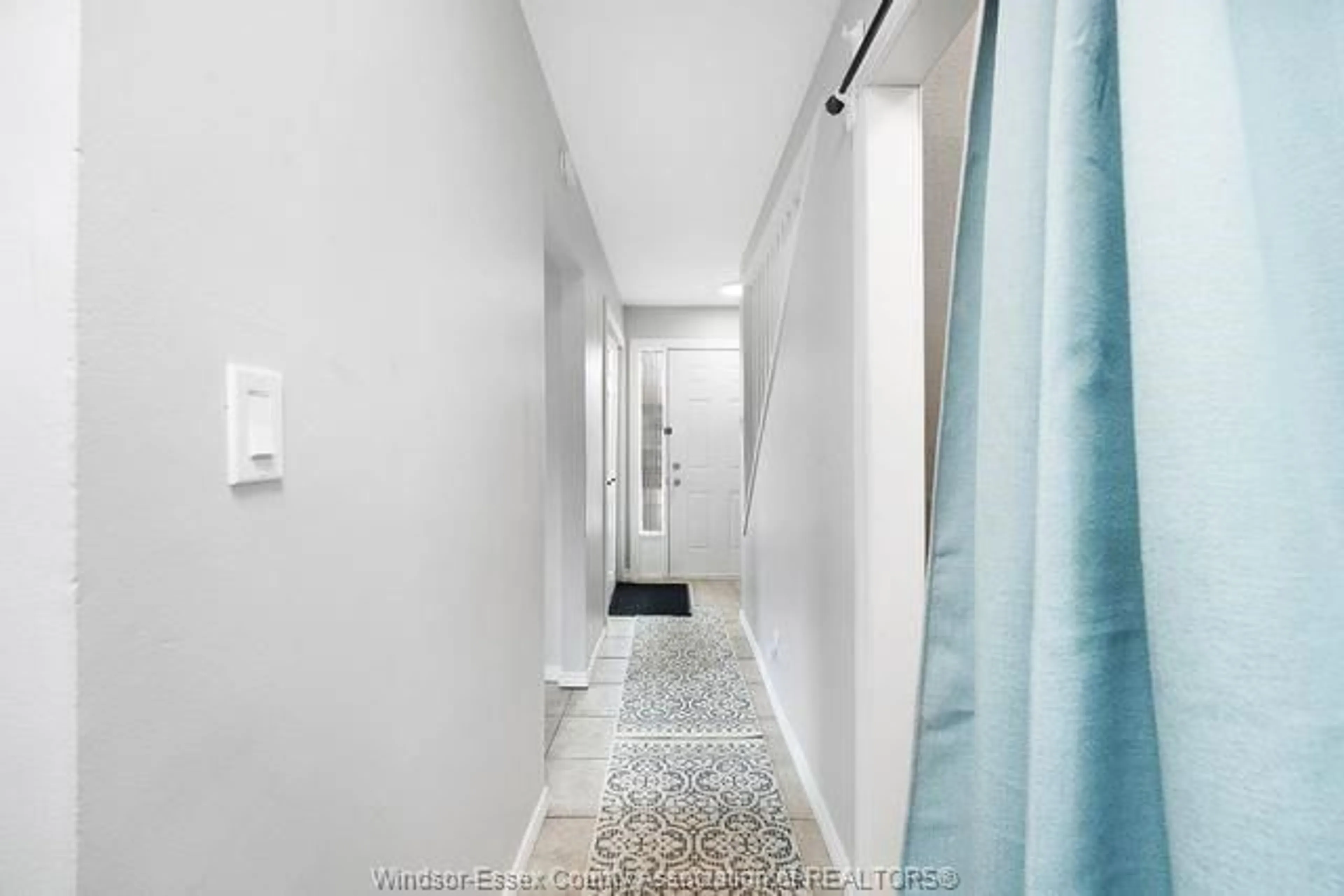 Indoor entryway for 8665 DARLINGTON Cres, Windsor Ontario N8S 4M5
