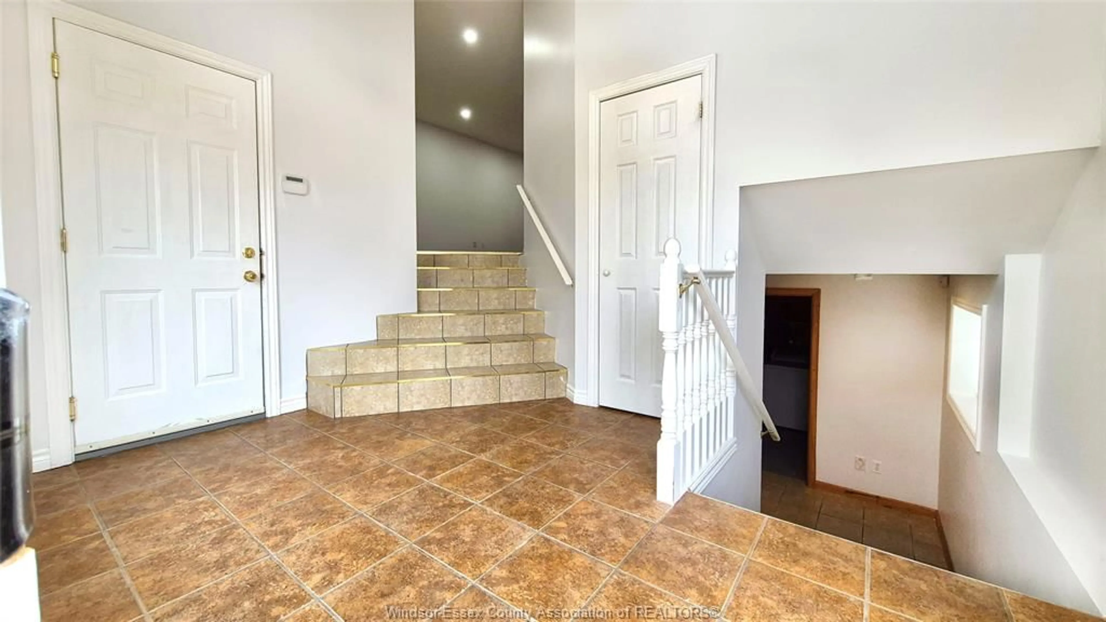 Indoor foyer for 3908 BYNG Rd, Windsor Ontario N8W 3J6