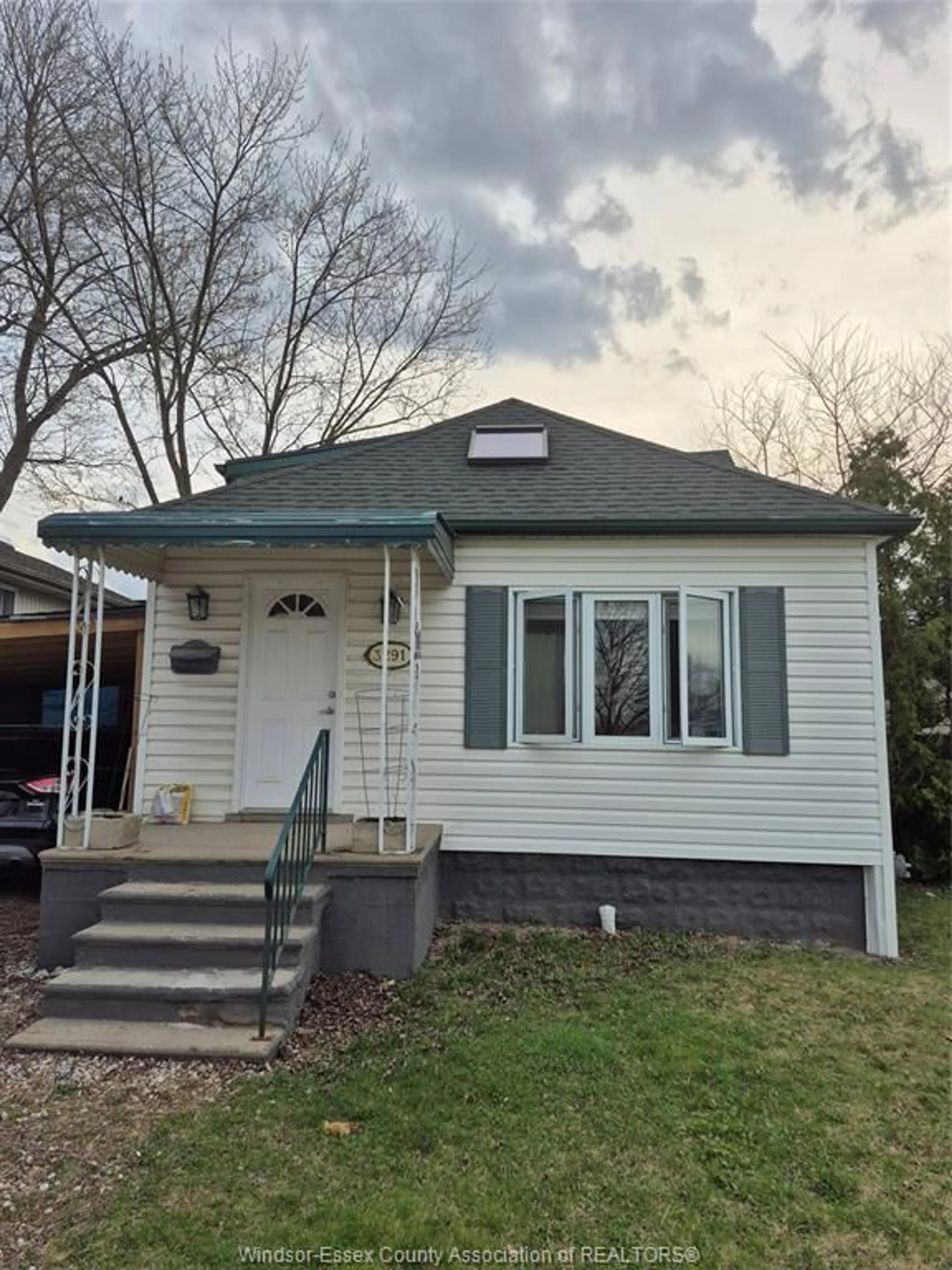 Home with vinyl exterior material, street for 3291 RIBERDY, Windsor Ontario N8W 3V1