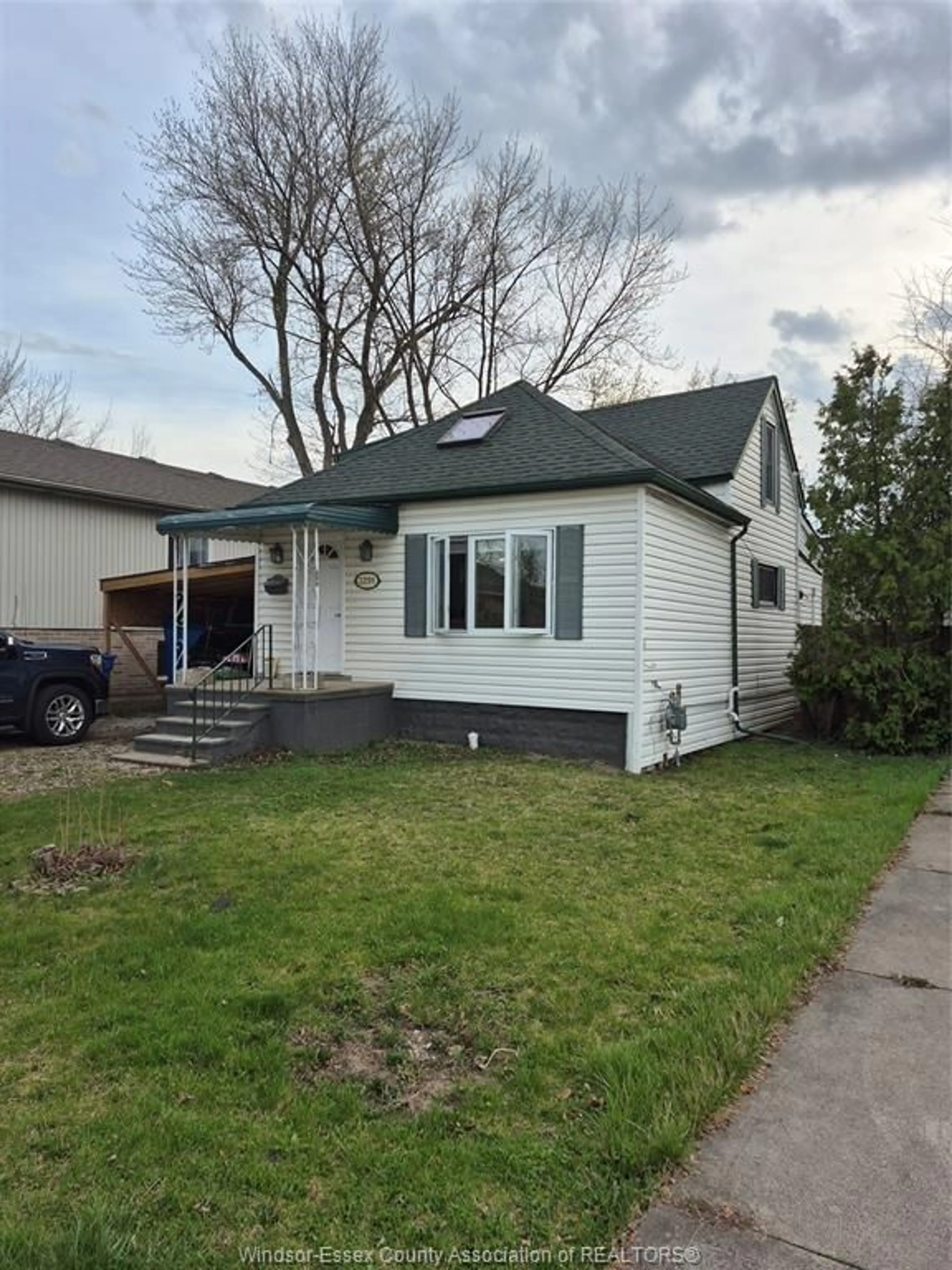 Home with vinyl exterior material, street for 3291 RIBERDY, Windsor Ontario N8W 3V1
