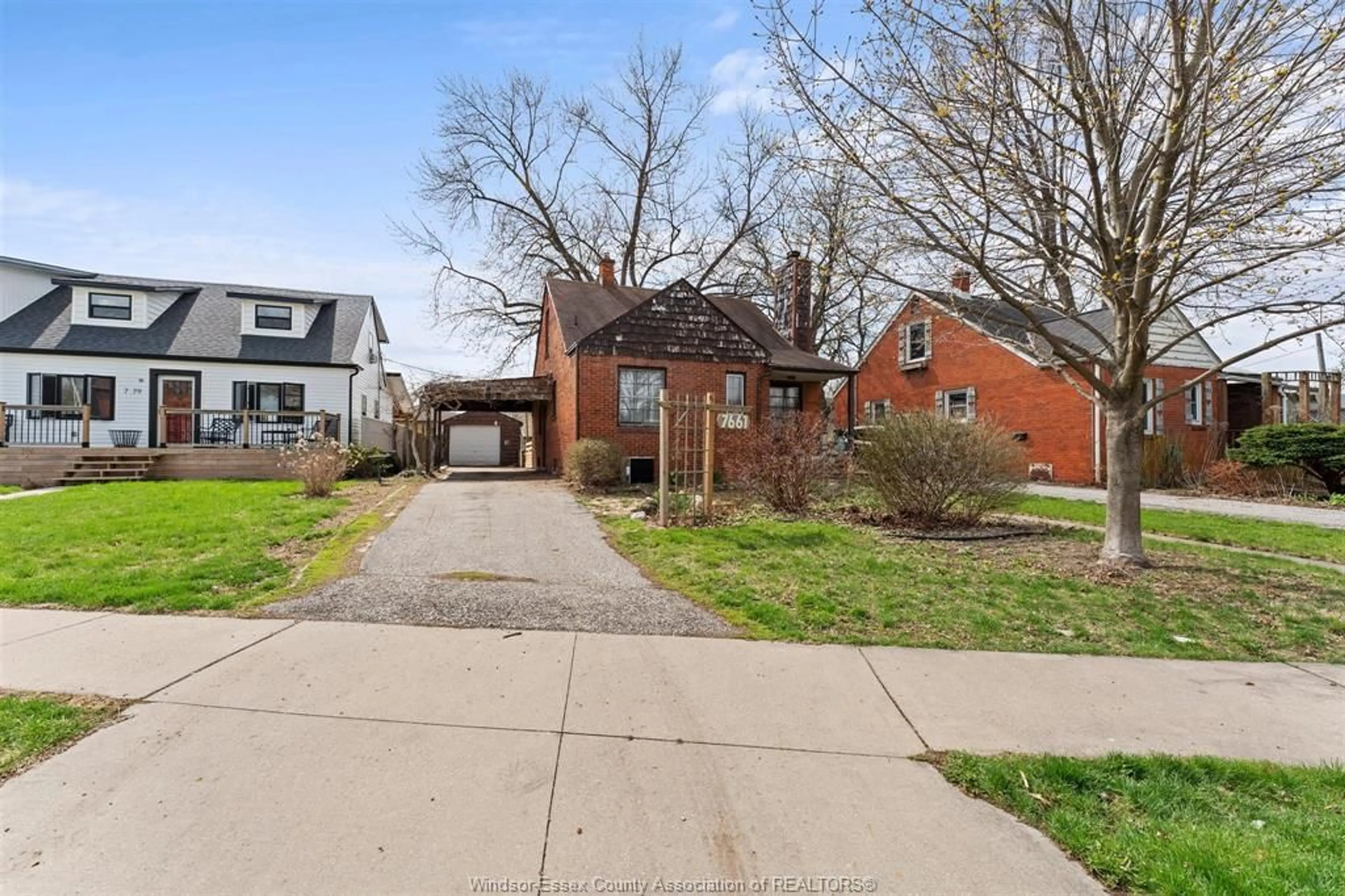 A pic from outside/outdoor area/front of a property/back of a property/a pic from drone, street for 7661 ST. ROSE Ave, Windsor Ontario N8S 1Y8