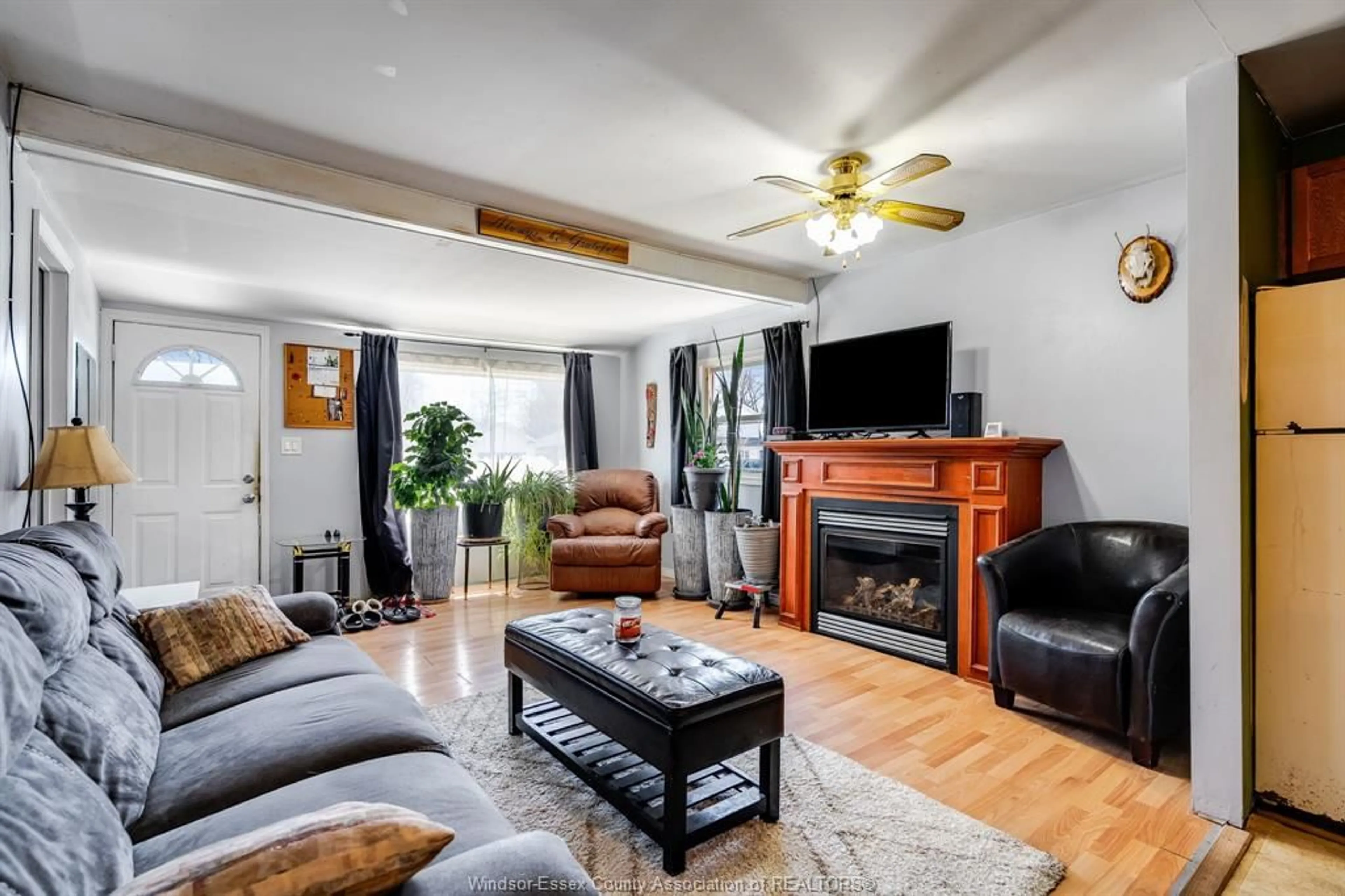 Living room with furniture, wood/laminate floor for 1044 Birch Ave, Kingsville Ontario N9Y 3V1