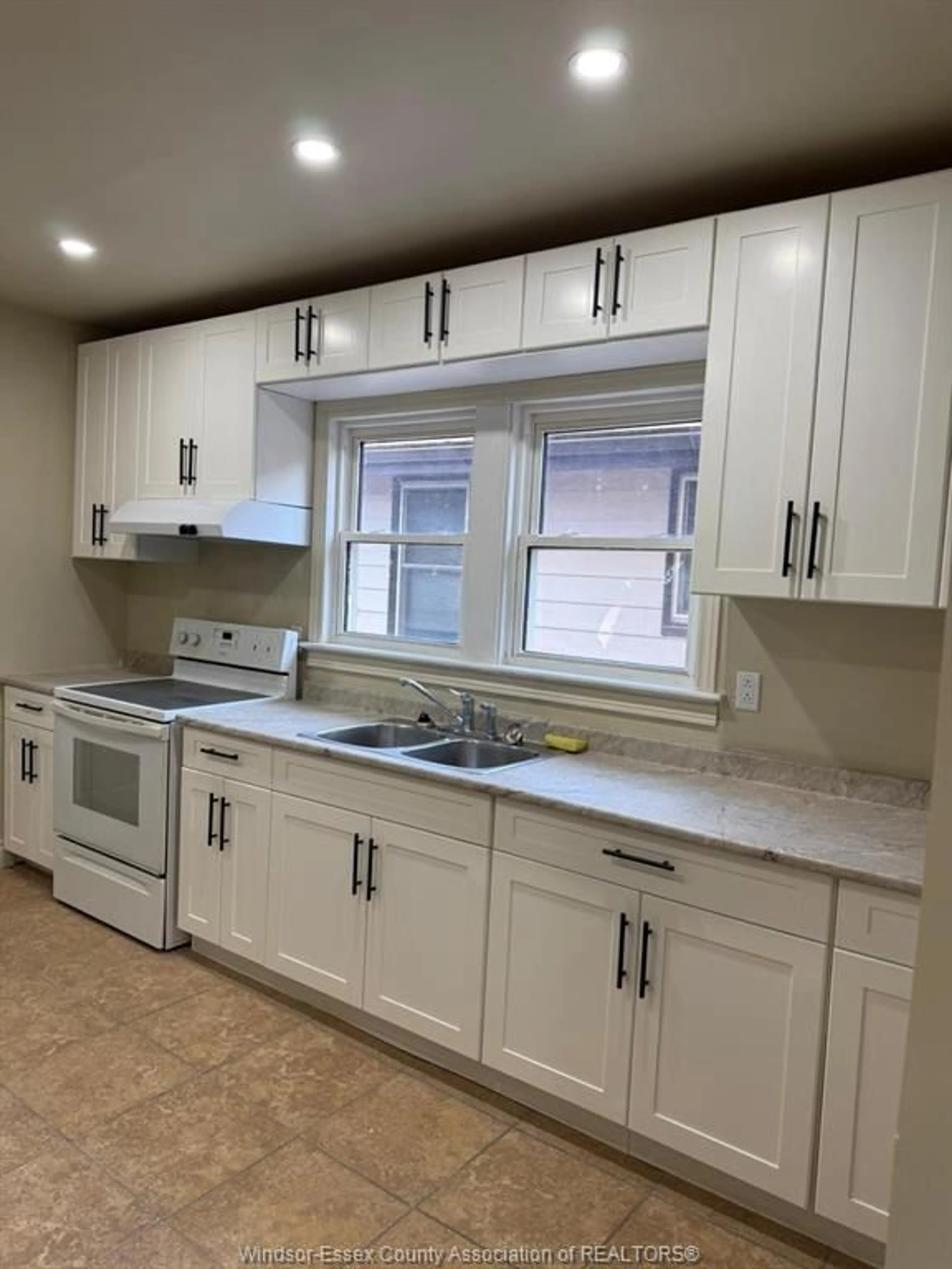 Standard kitchen, ceramic/tile floor for 1430 DOUGALL Ave, Windsor Ontario N8X 1R8