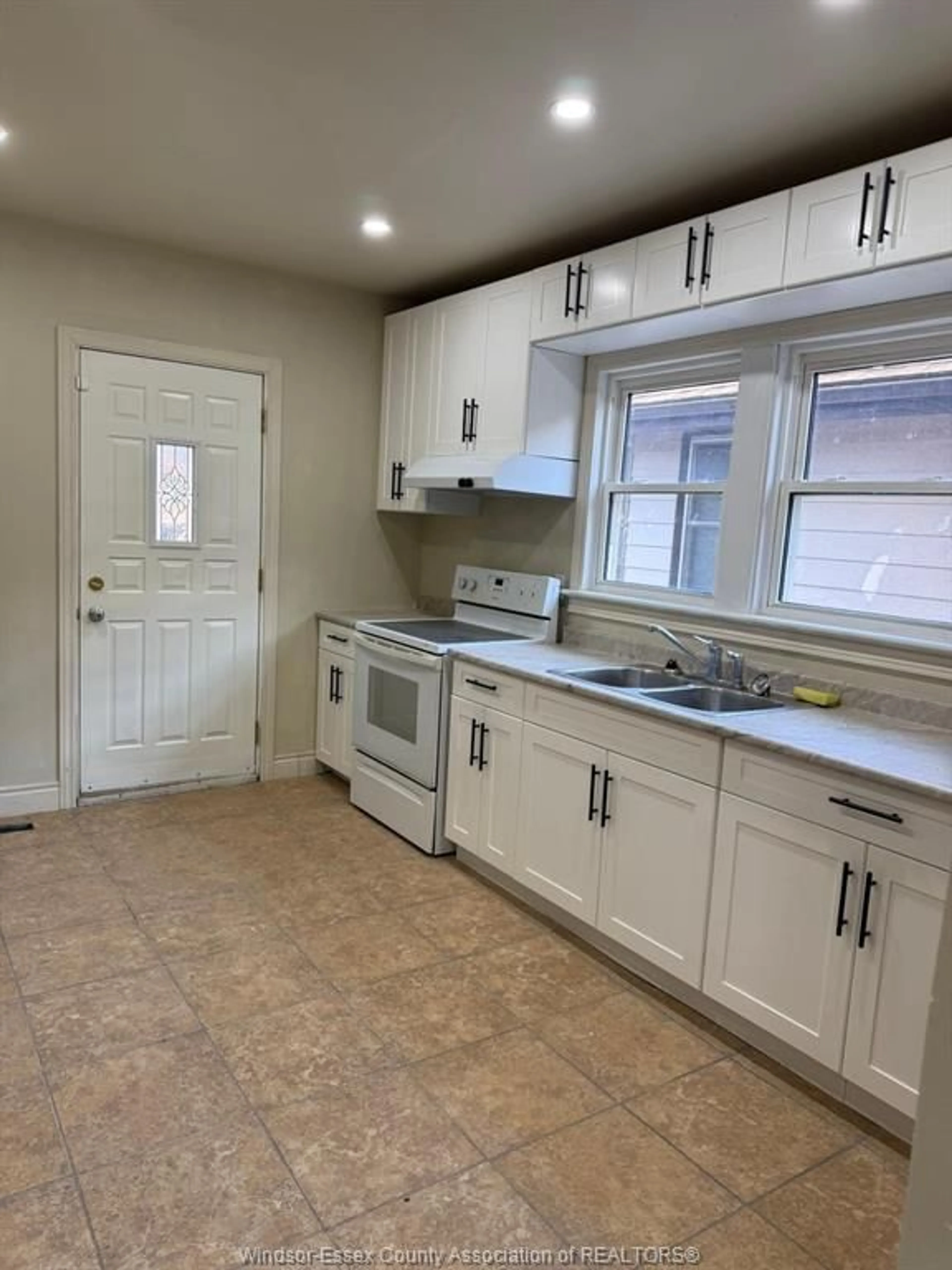 Standard kitchen, ceramic/tile floor for 1430 DOUGALL Ave, Windsor Ontario N8X 1R8
