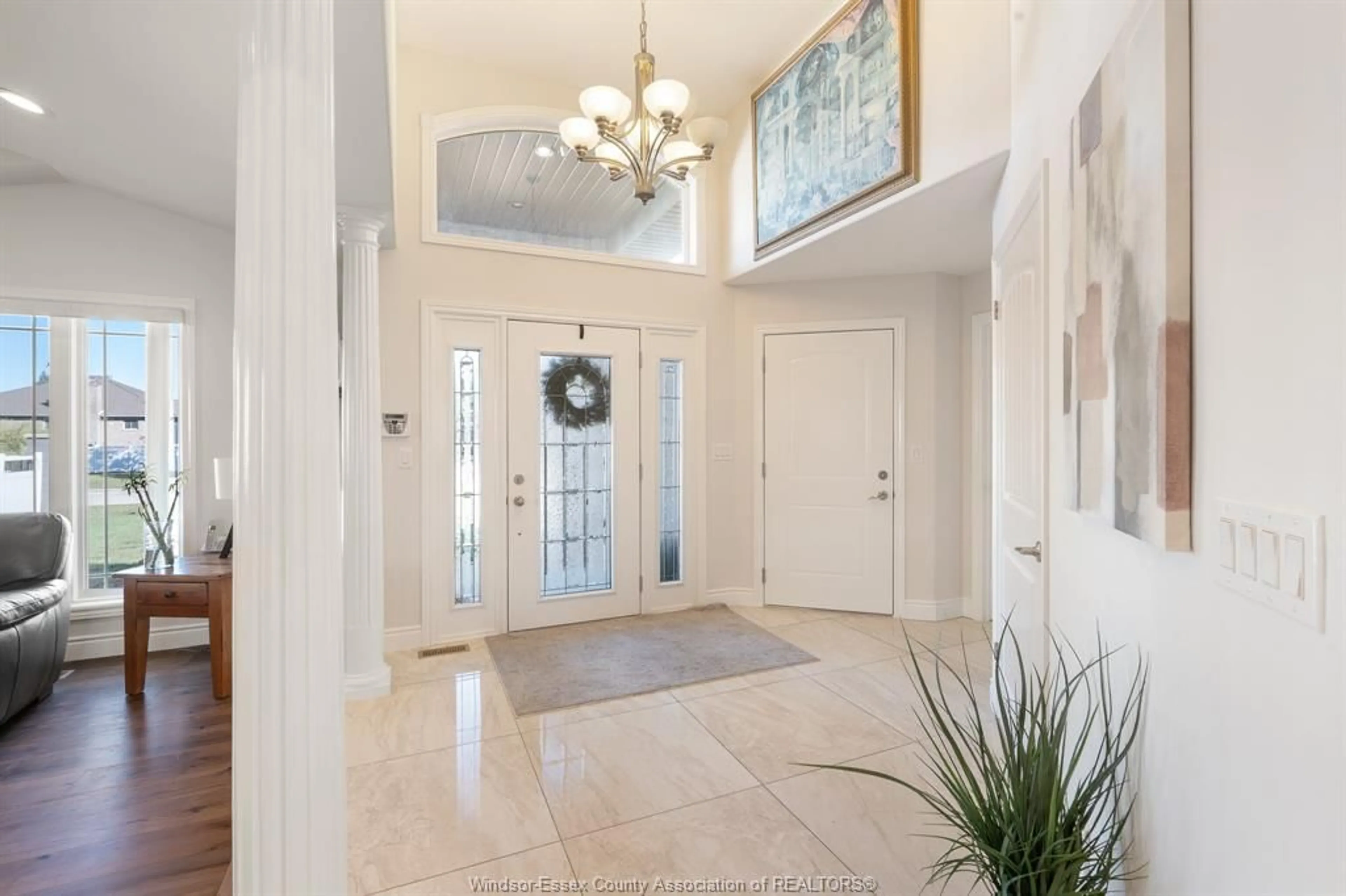 Indoor entryway for 11933 MAISONNEUVE St, Tecumseh Ontario N8N 1R2