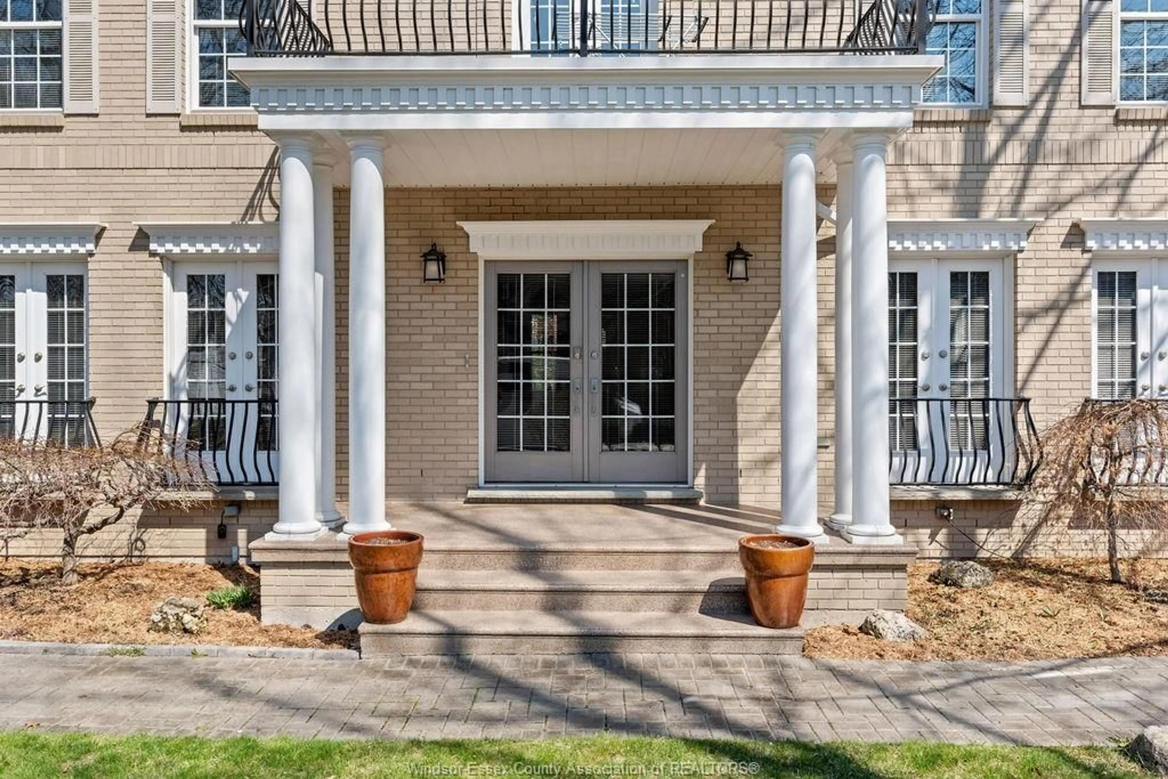 Indoor entryway for 2240 SUZANNE St, LaSalle Ontario N9H 2K3