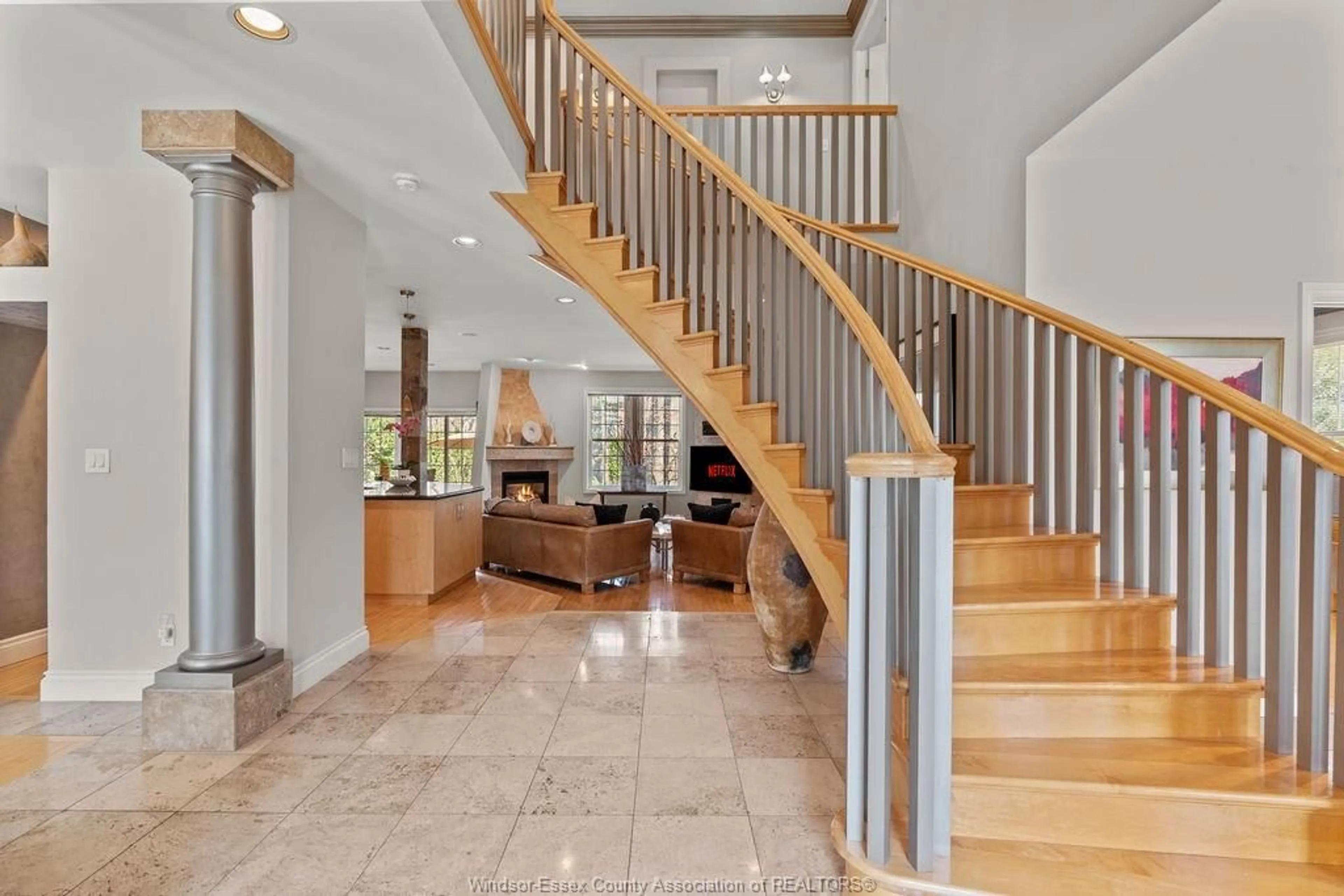 Indoor foyer for 2240 SUZANNE St, LaSalle Ontario N9H 2K3