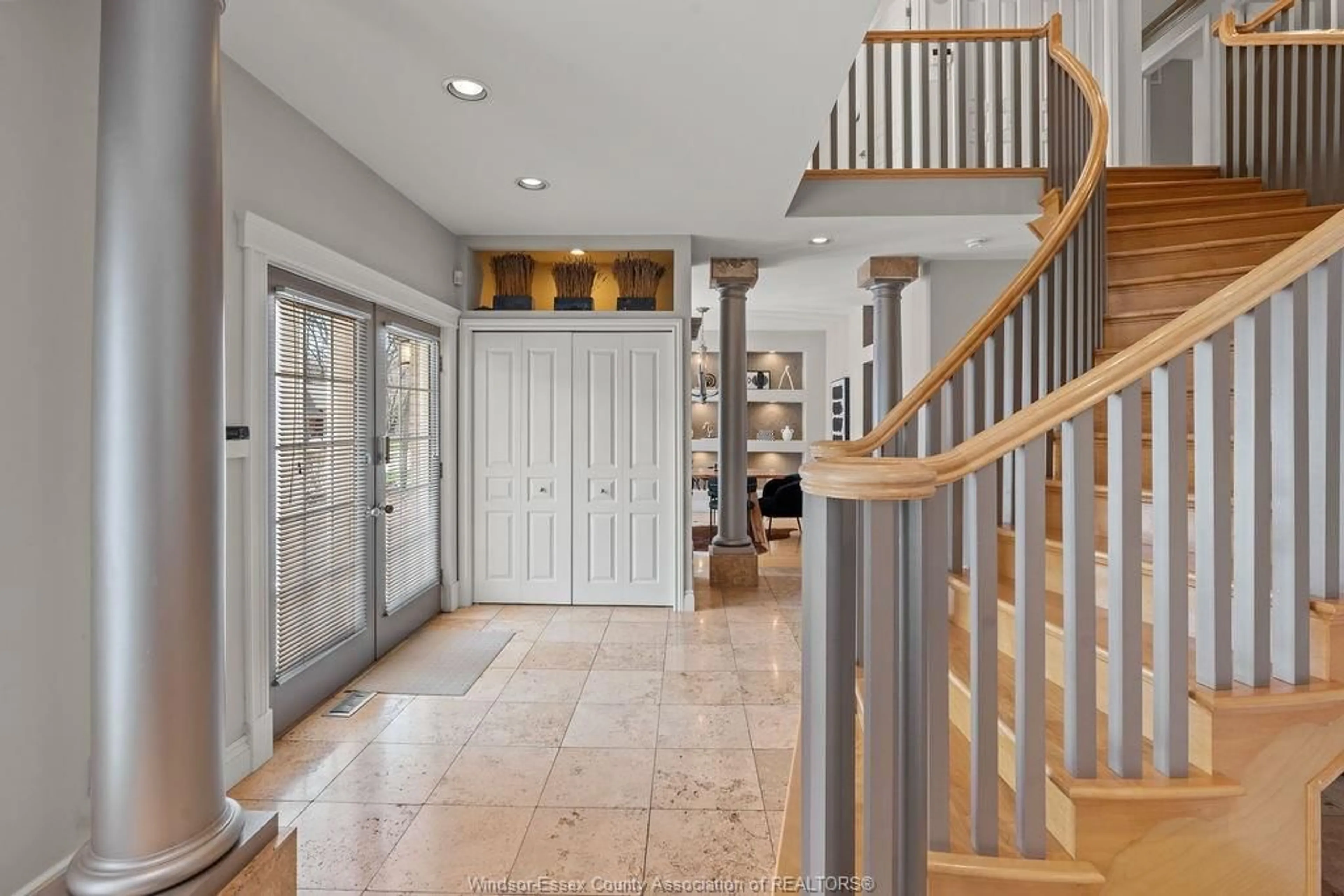 Indoor entryway for 2240 SUZANNE St, LaSalle Ontario N9H 2K3