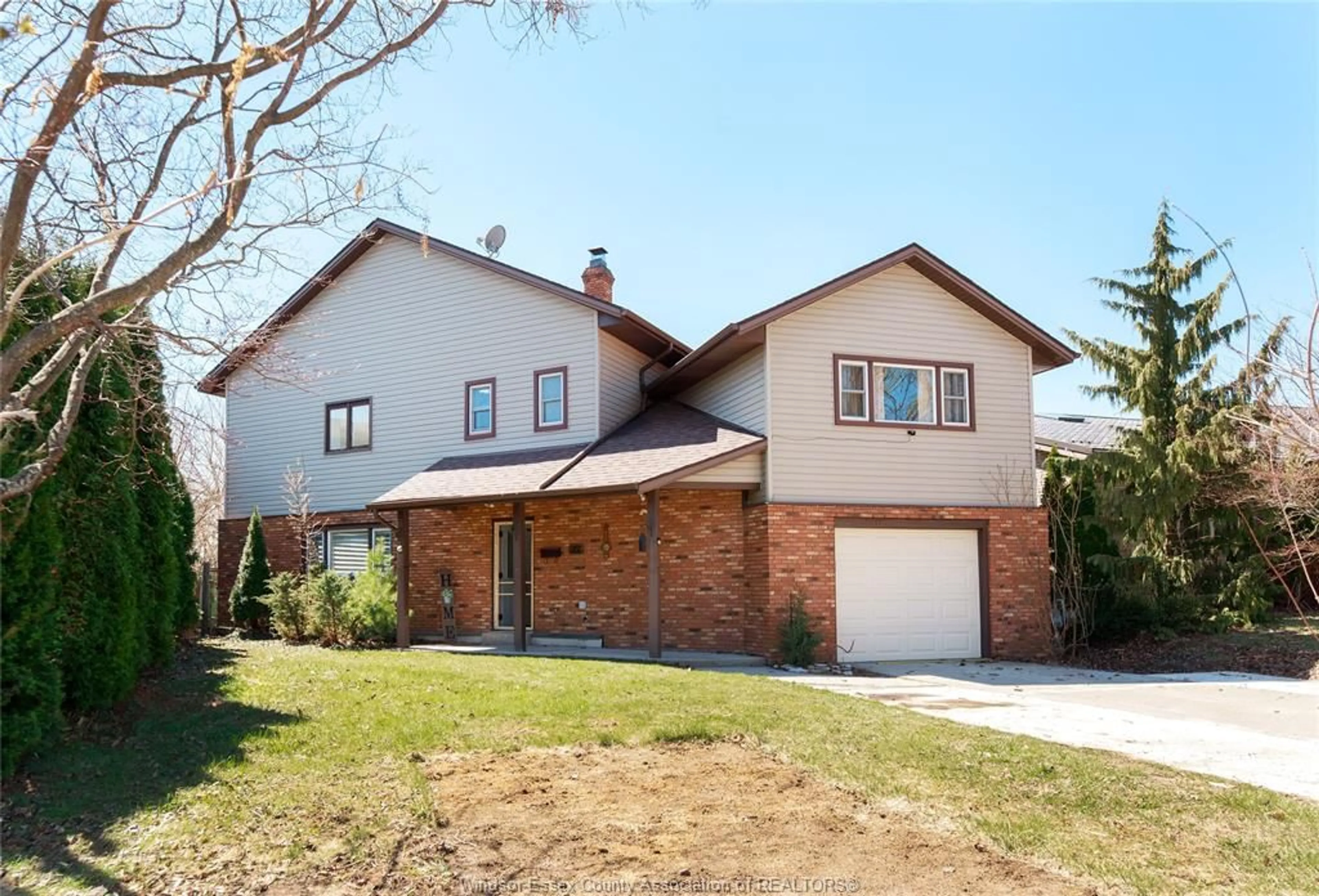 Home with brick exterior material, street for 22 UNIVERSITY Dr, Chatham Ontario N7L 4V5