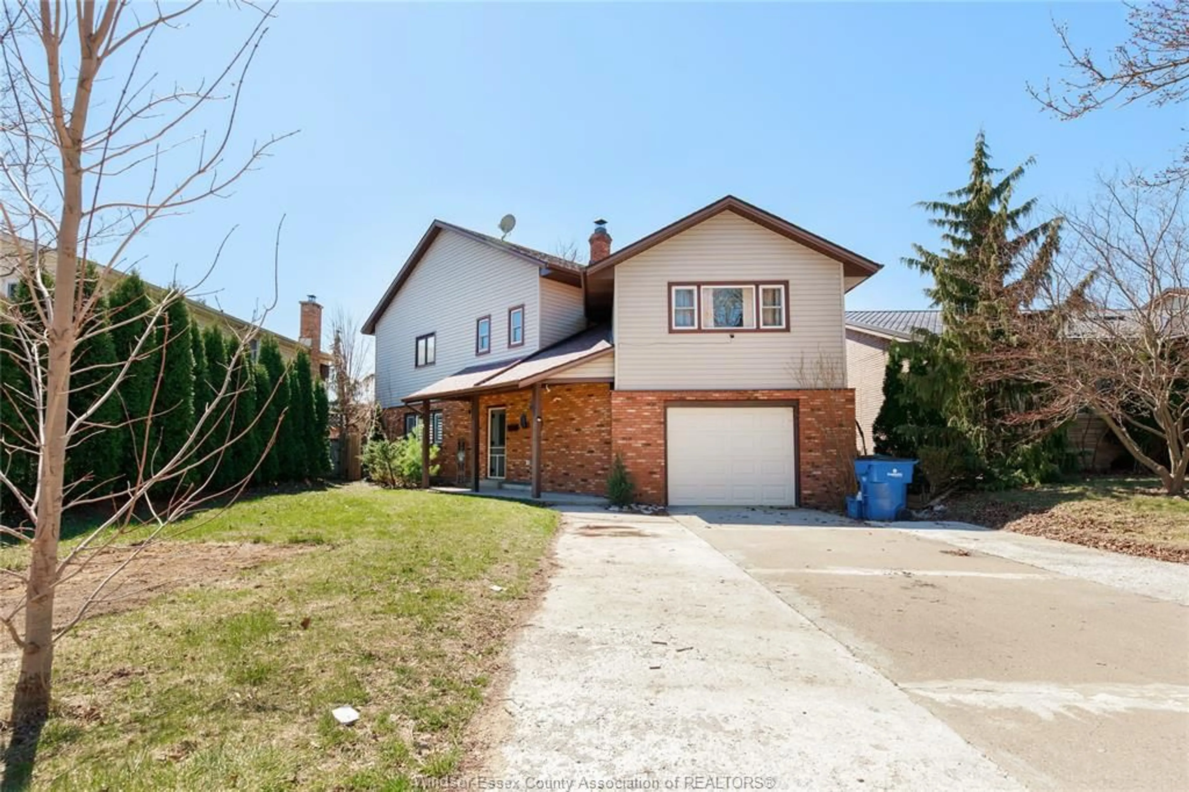 Home with brick exterior material, street for 22 UNIVERSITY Dr, Chatham Ontario N7L 4V5