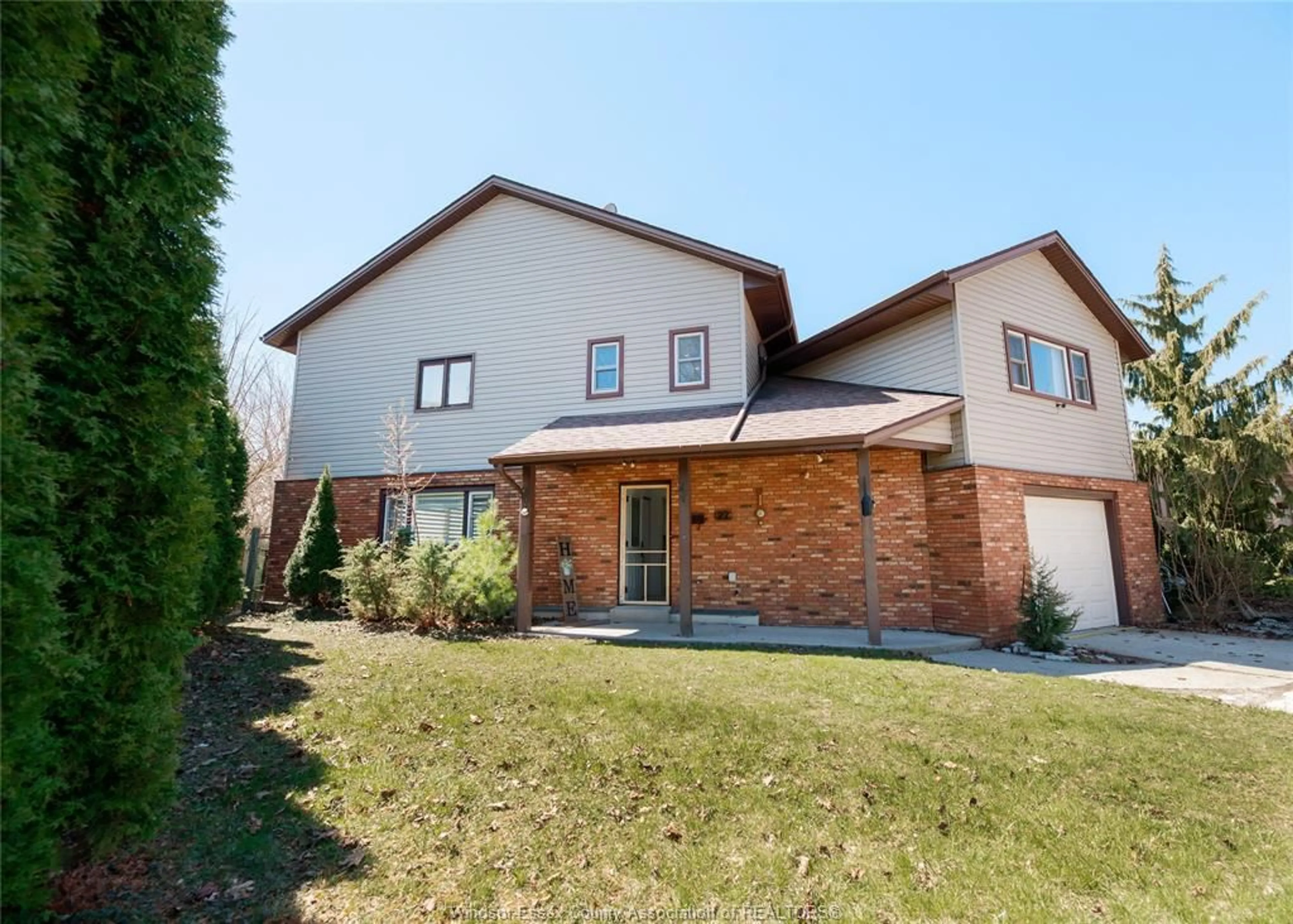 Home with brick exterior material, street for 22 UNIVERSITY Dr, Chatham Ontario N7L 4V5