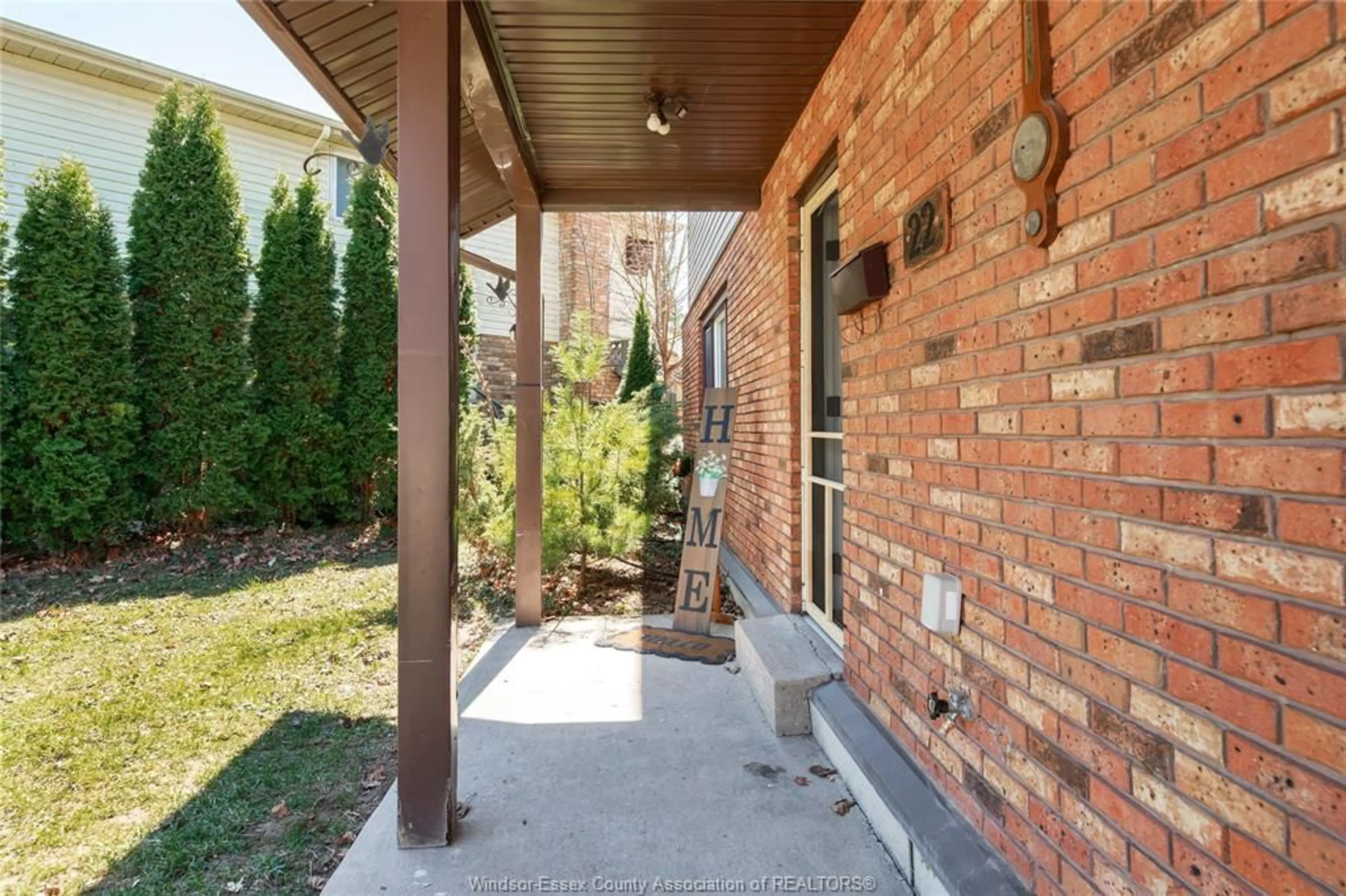 Patio, street for 22 UNIVERSITY Dr, Chatham Ontario N7L 4V5