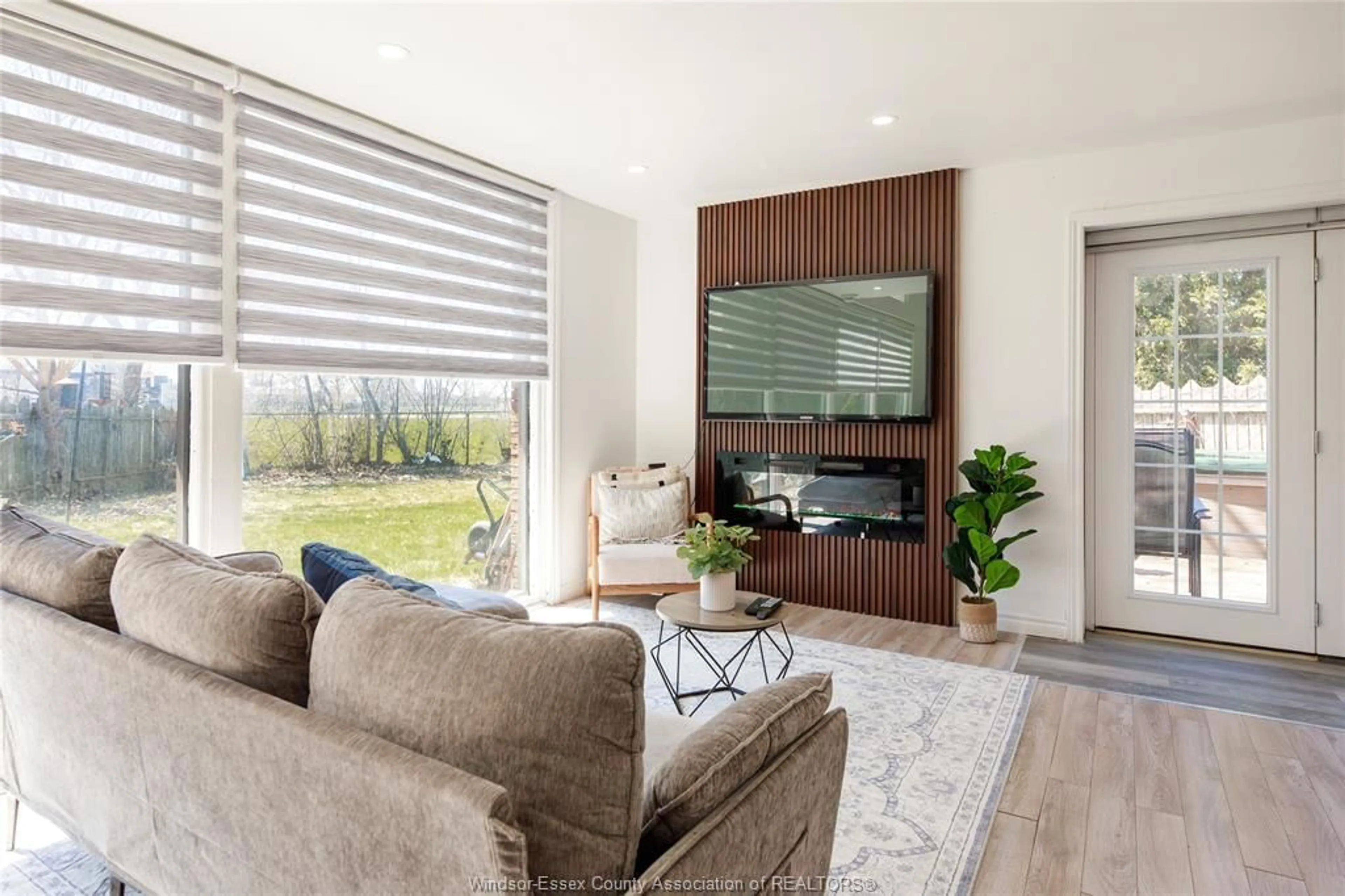 Living room with furniture, unknown for 22 UNIVERSITY Dr, Chatham Ontario N7L 4V5