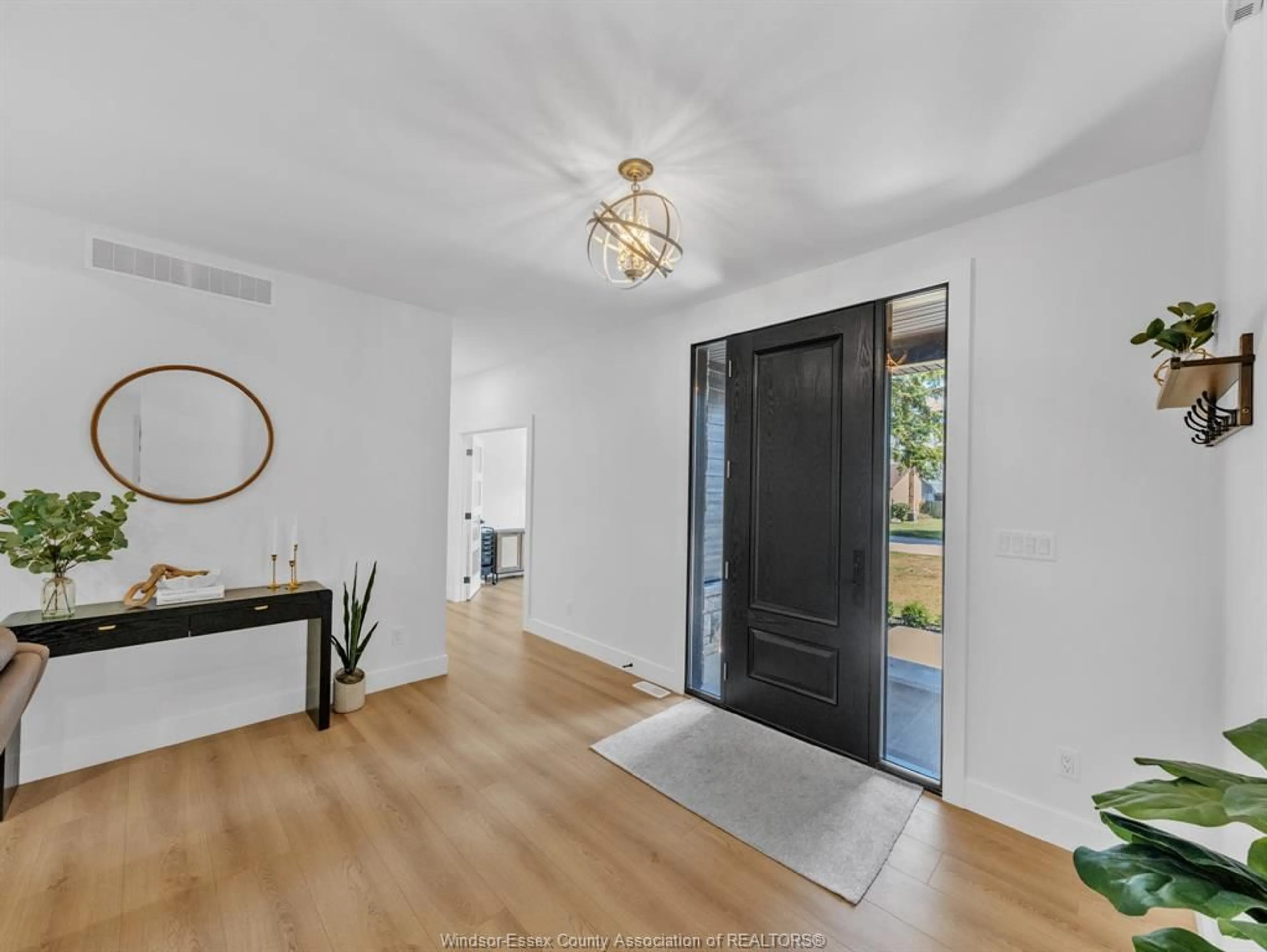 Indoor entryway for 1499 FULLER Dr, Kingsville Ontario N9Y 3M7