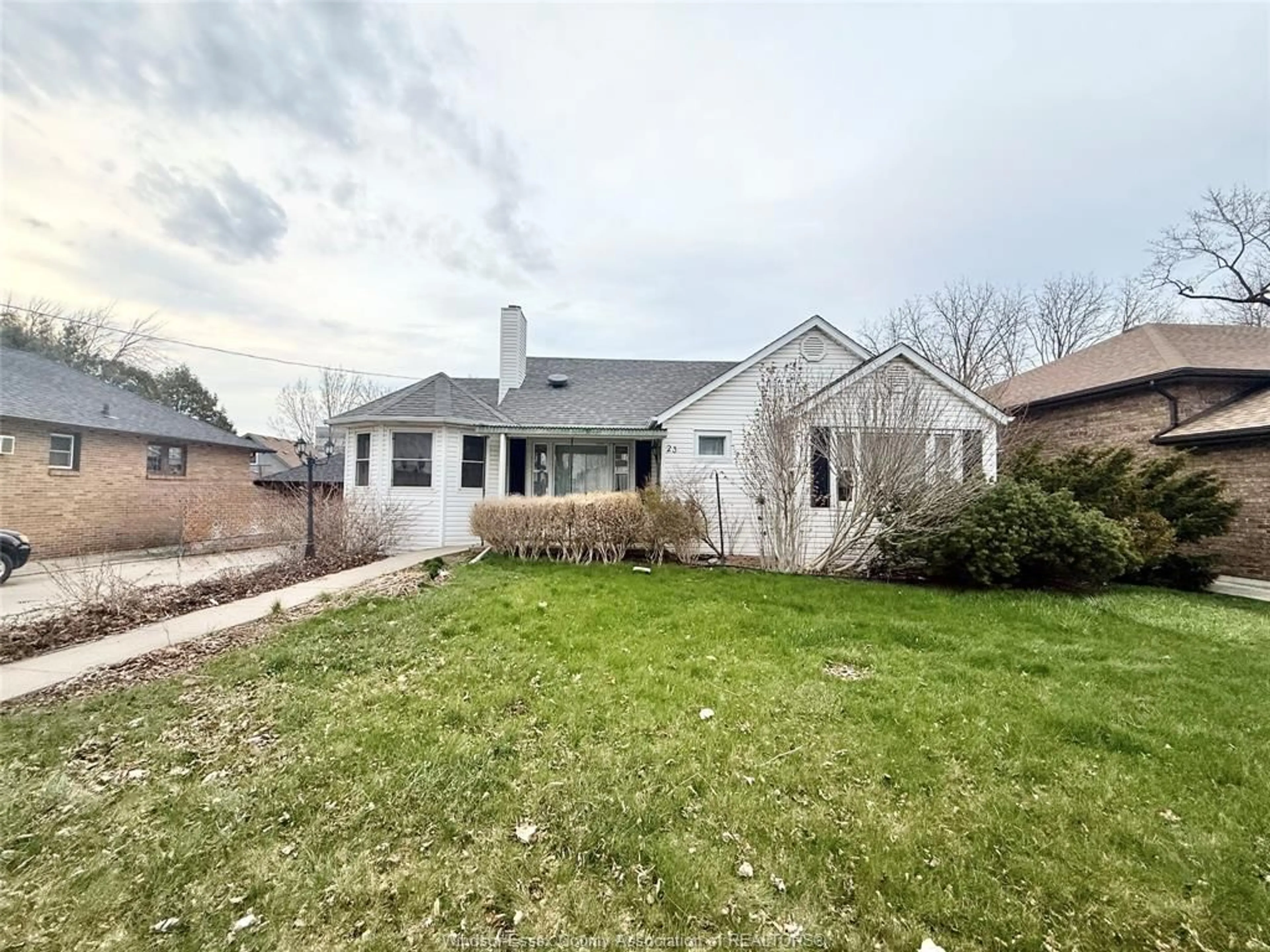 A pic from outside/outdoor area/front of a property/back of a property/a pic from drone, street for 23 MARLBOROUGH St, Leamington Ontario N8H 1W5