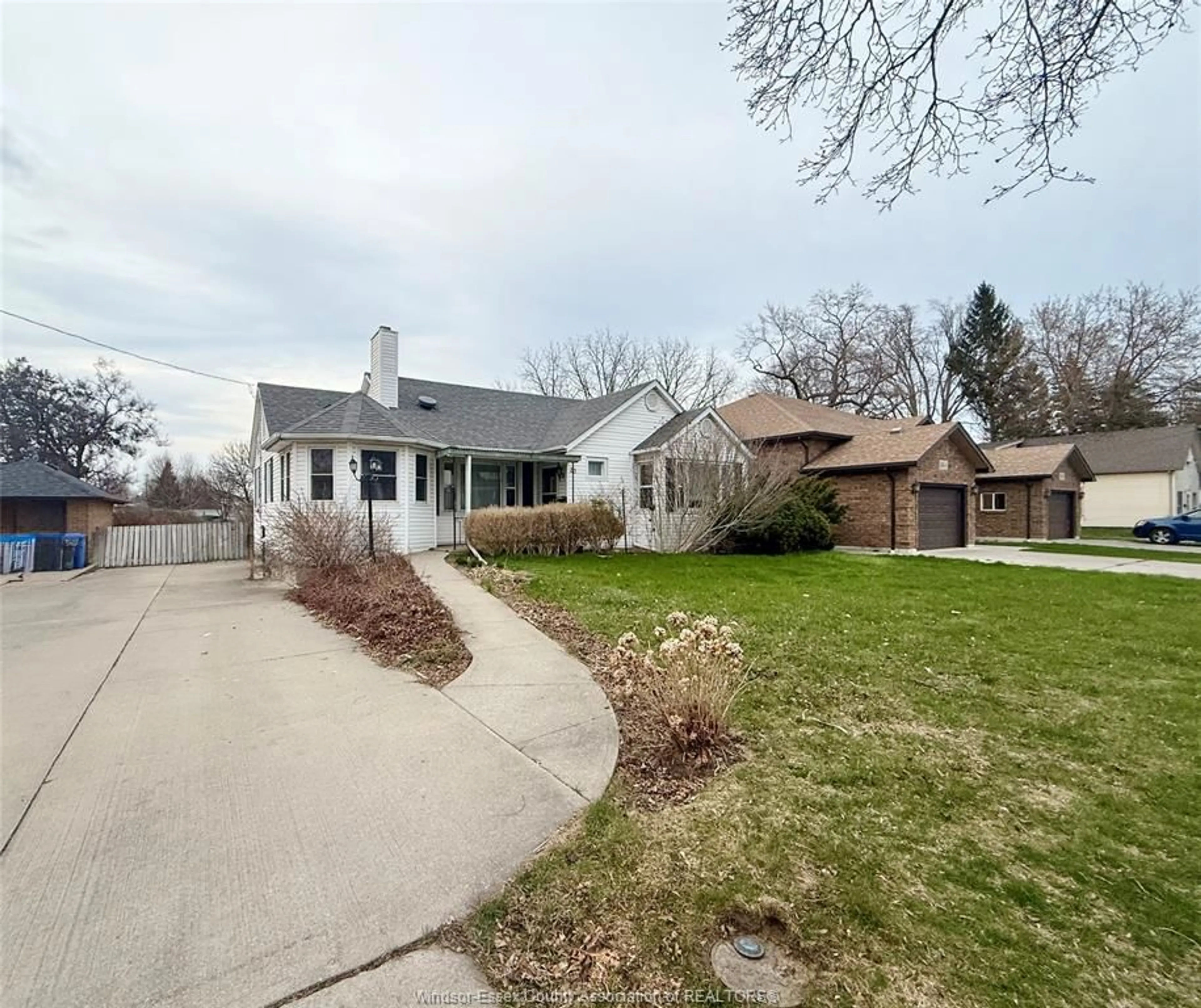 A pic from outside/outdoor area/front of a property/back of a property/a pic from drone, street for 23 MARLBOROUGH St, Leamington Ontario N8H 1W5