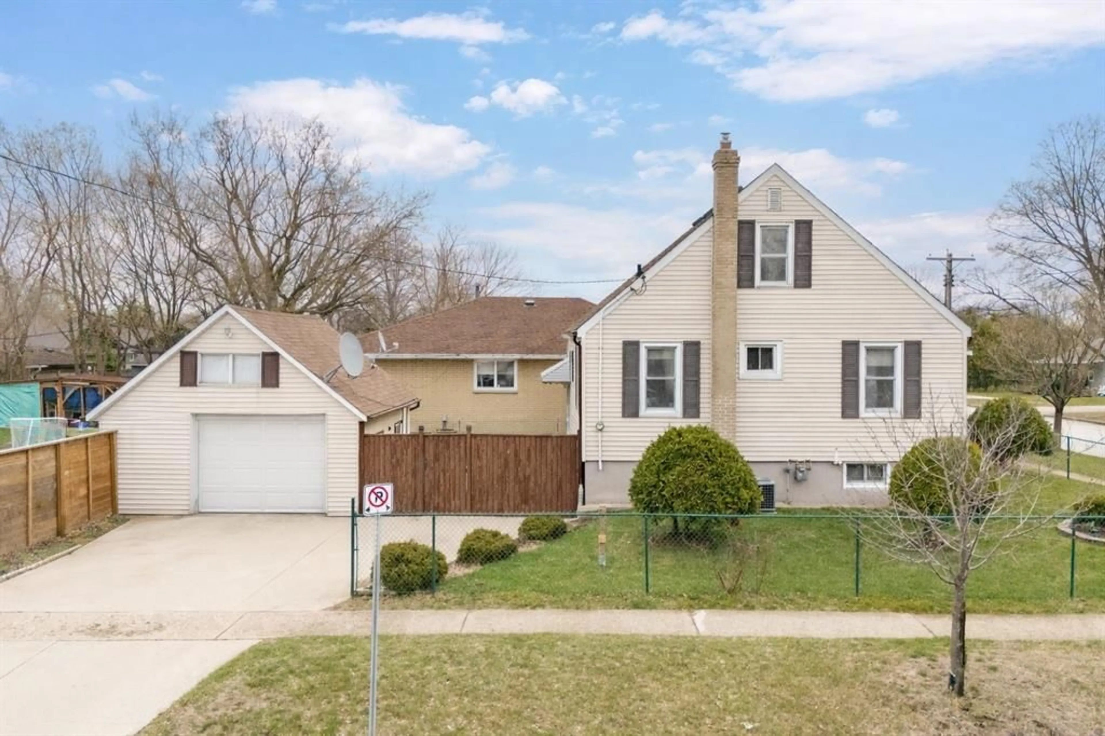 A pic from outside/outdoor area/front of a property/back of a property/a pic from drone, street for 748 Alexander St, Sarnia Ontario N7T 5G8