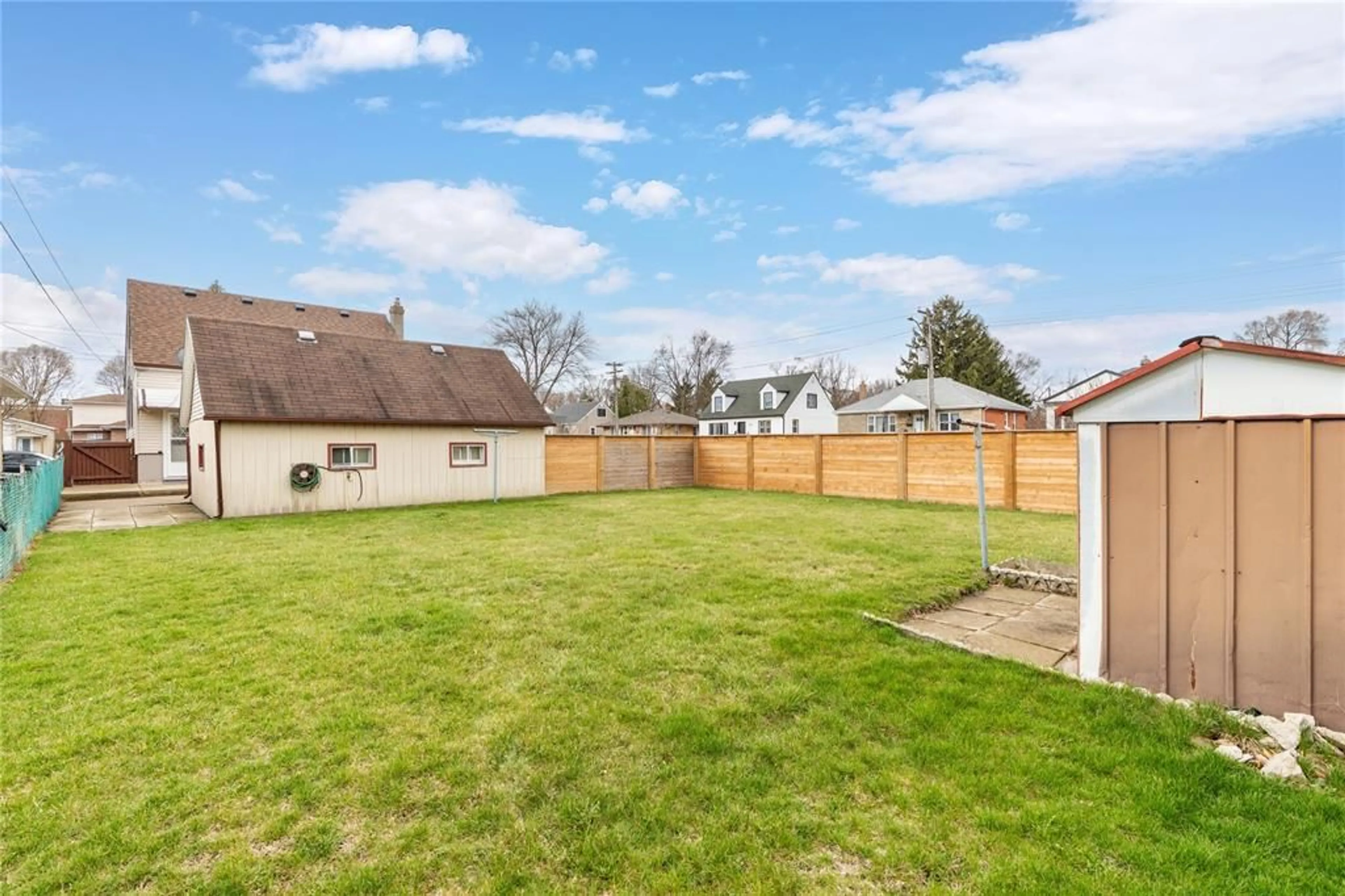 A pic from outside/outdoor area/front of a property/back of a property/a pic from drone, street for 748 Alexander St, Sarnia Ontario N7T 5G8