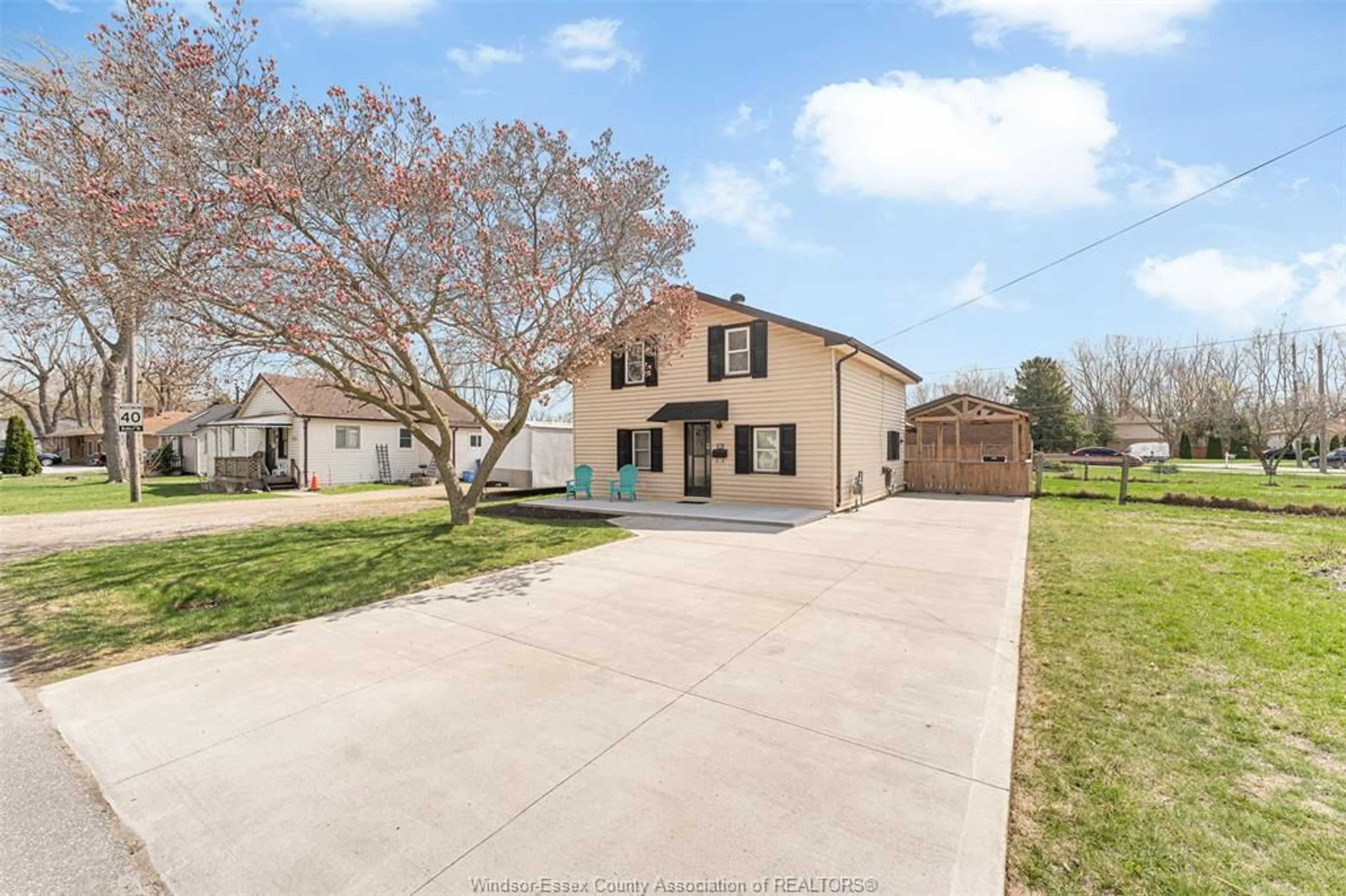 A pic from outside/outdoor area/front of a property/back of a property/a pic from drone, street for 315 RIVER Ave, LaSalle Ontario N9J 1A1