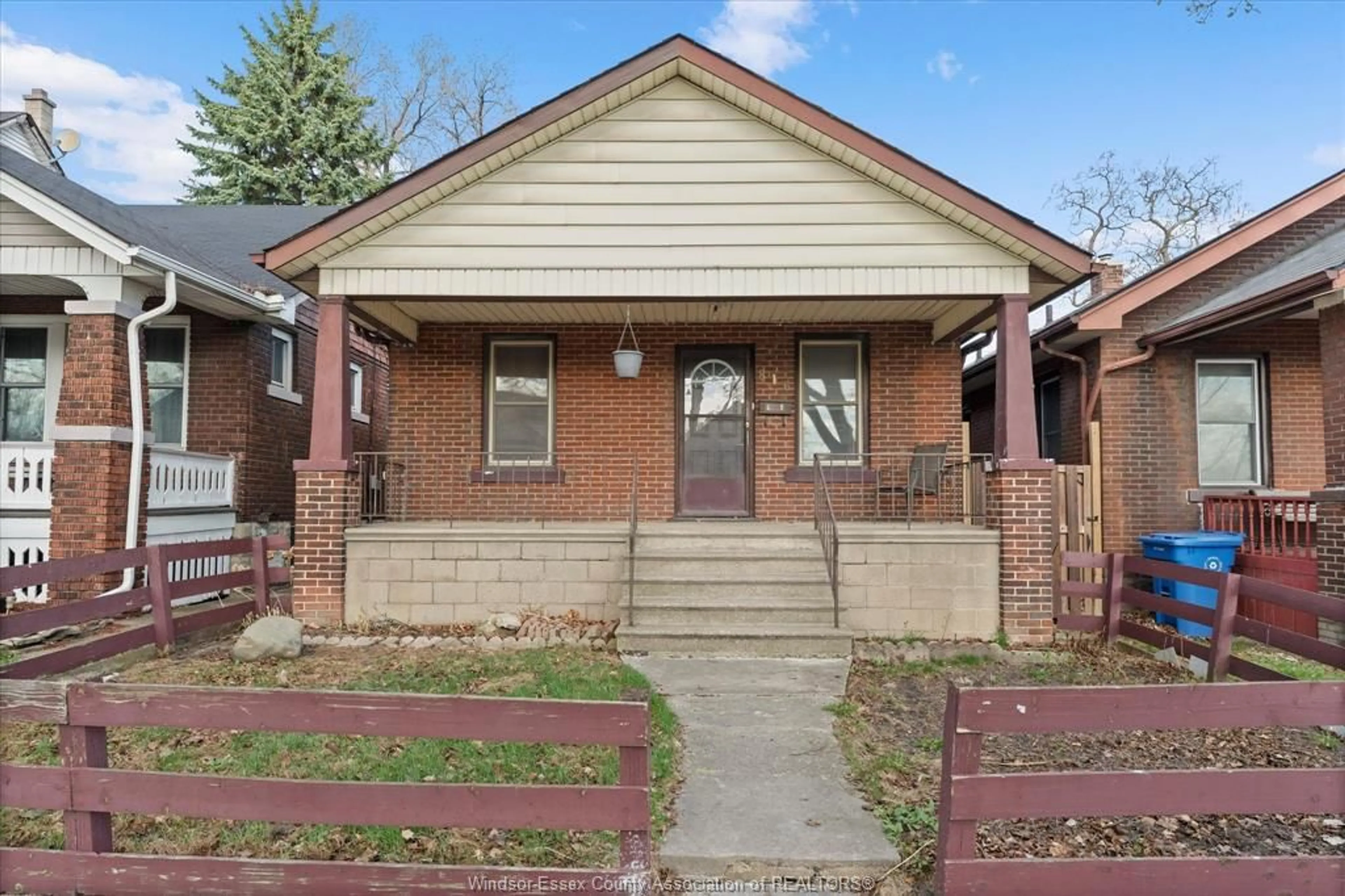 Home with brick exterior material, street for 816 JANETTE, Windsor Ontario N9A 4Z9