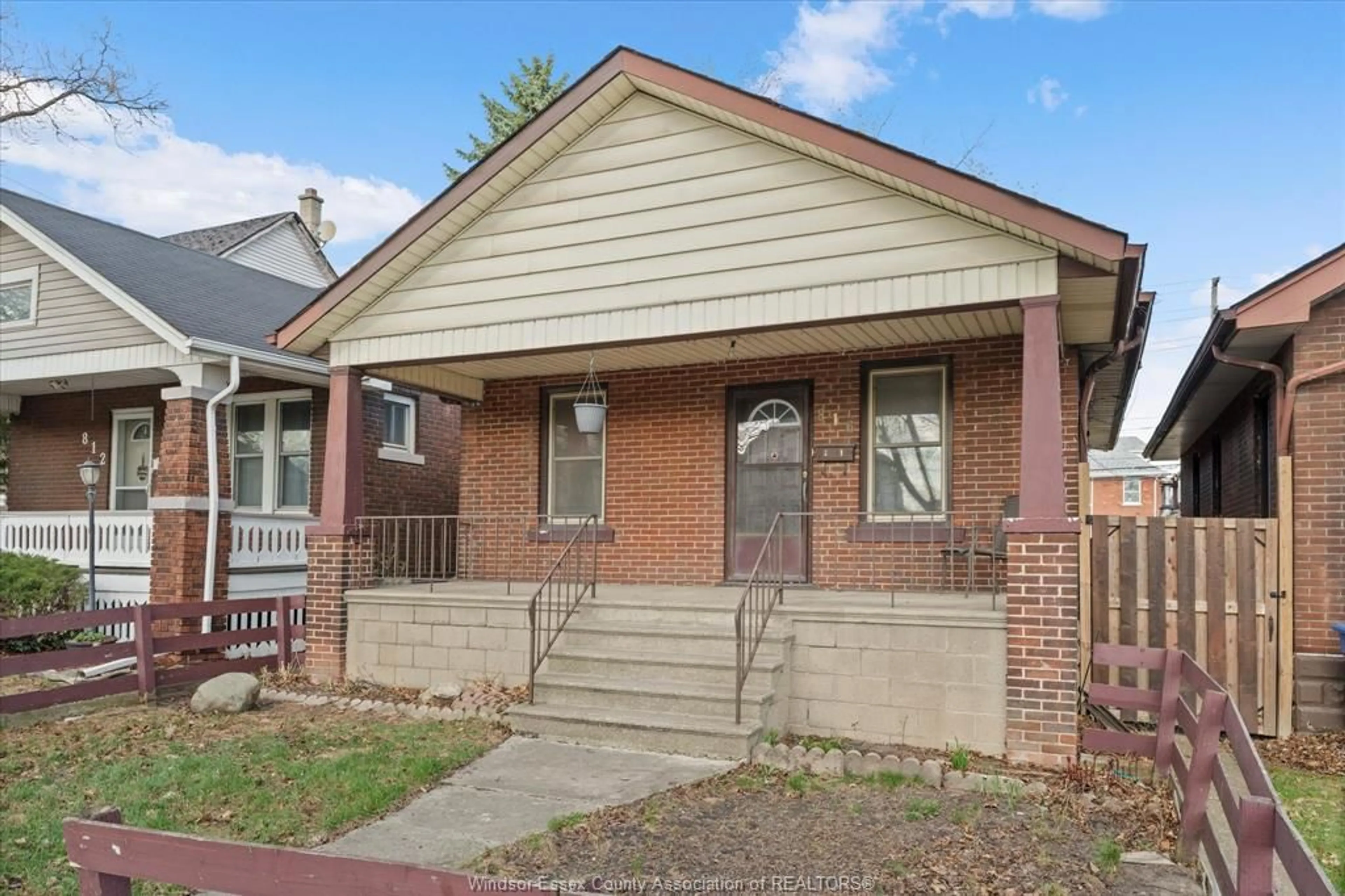 Home with brick exterior material, street for 816 JANETTE, Windsor Ontario N9A 4Z9