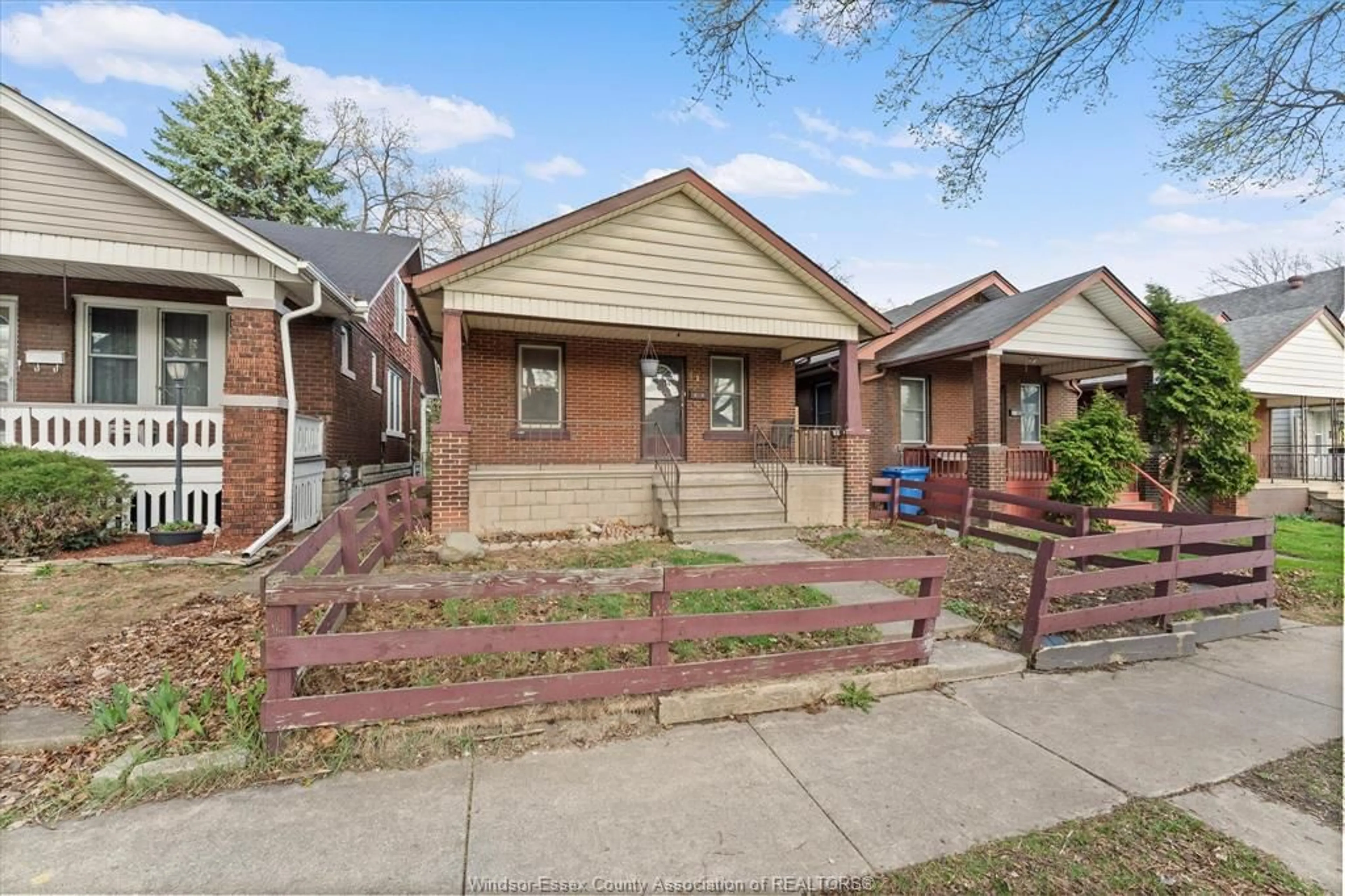 Home with brick exterior material, street for 816 JANETTE, Windsor Ontario N9A 4Z9