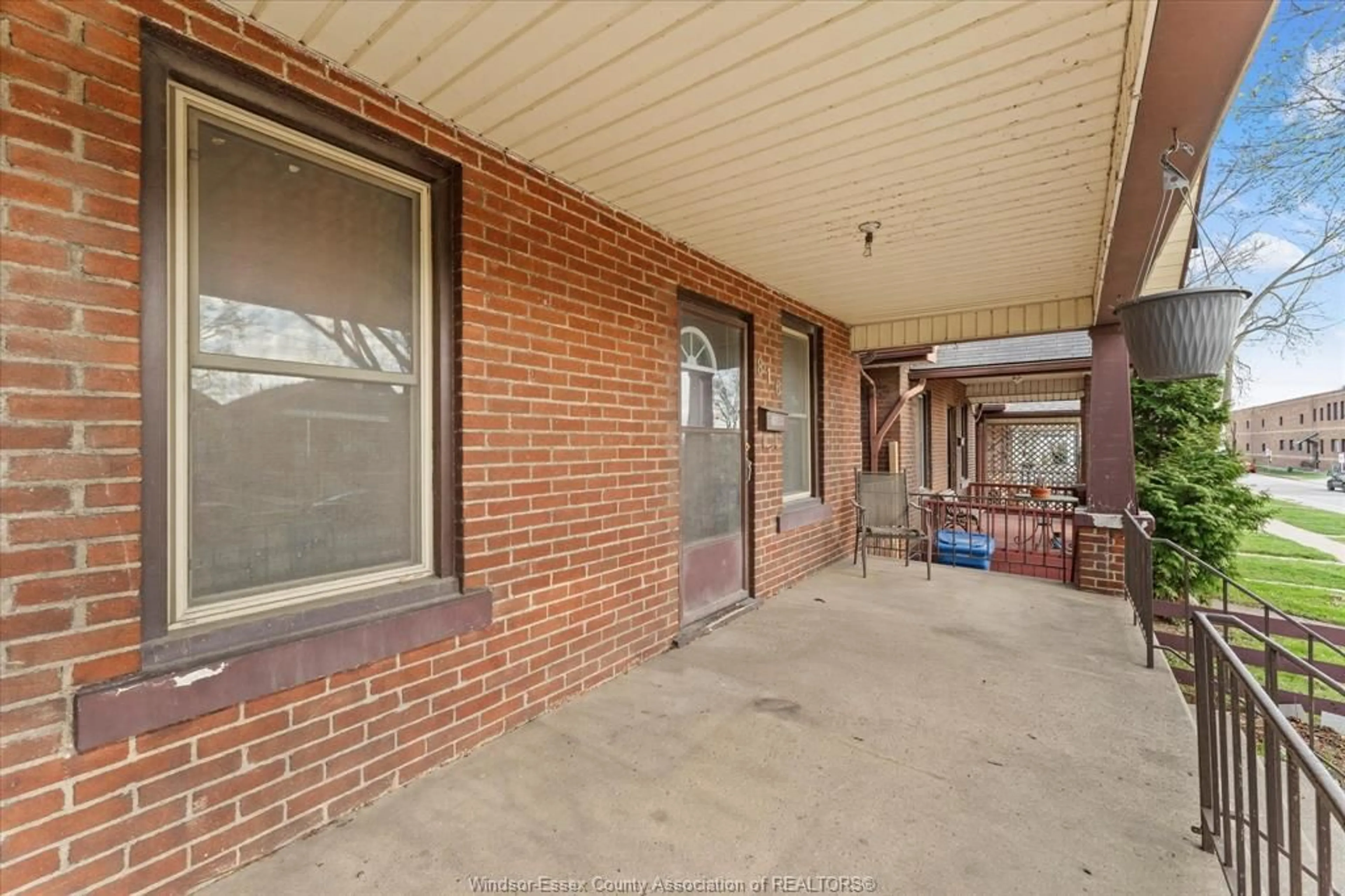 Patio, building for 816 JANETTE, Windsor Ontario N9A 4Z9