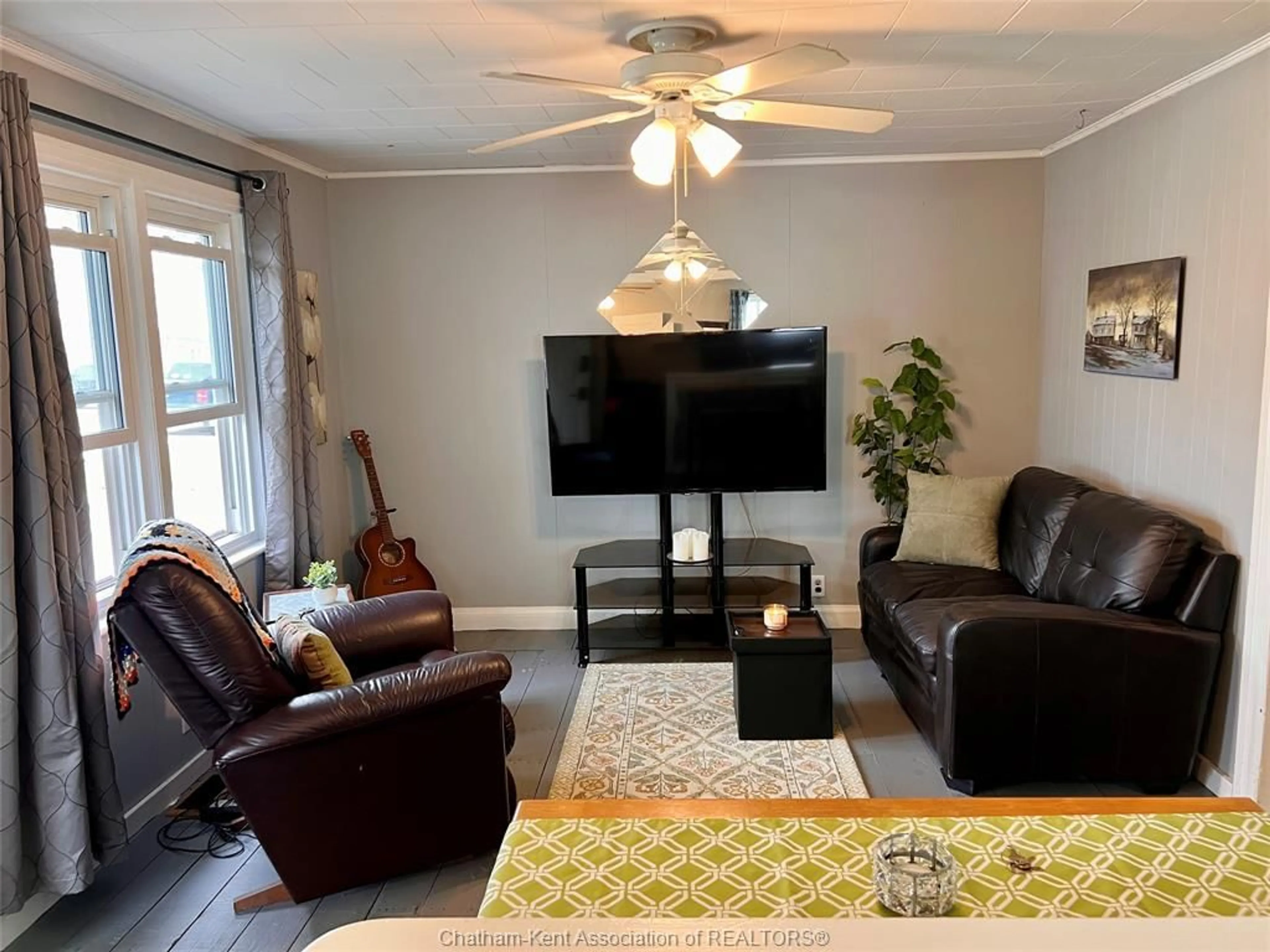 Living room with furniture, wood/laminate floor for 122 Jackson St, Blenheim Ontario N0P 1A0