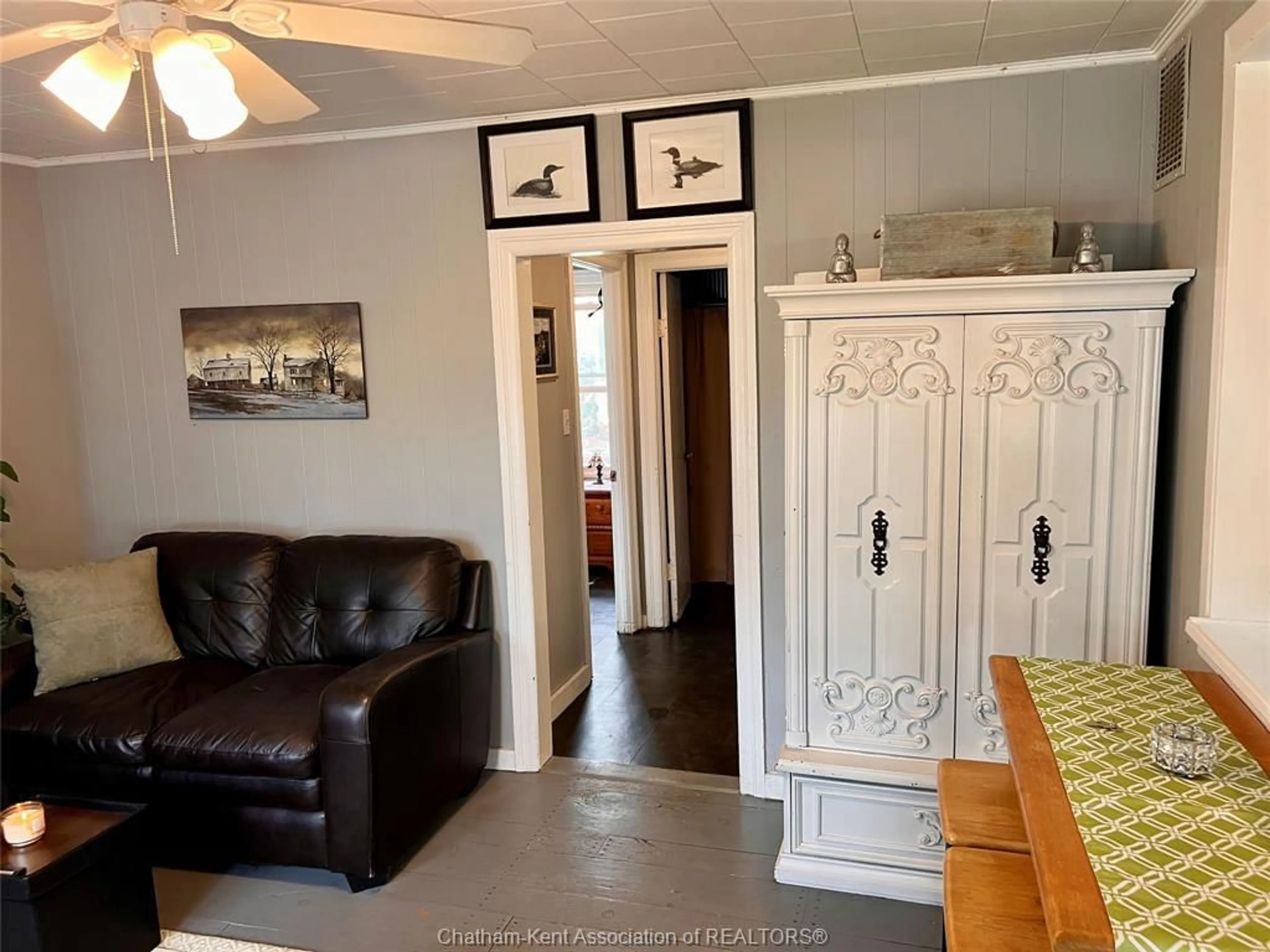 Living room with furniture, wood/laminate floor for 122 Jackson St, Blenheim Ontario N0P 1A0