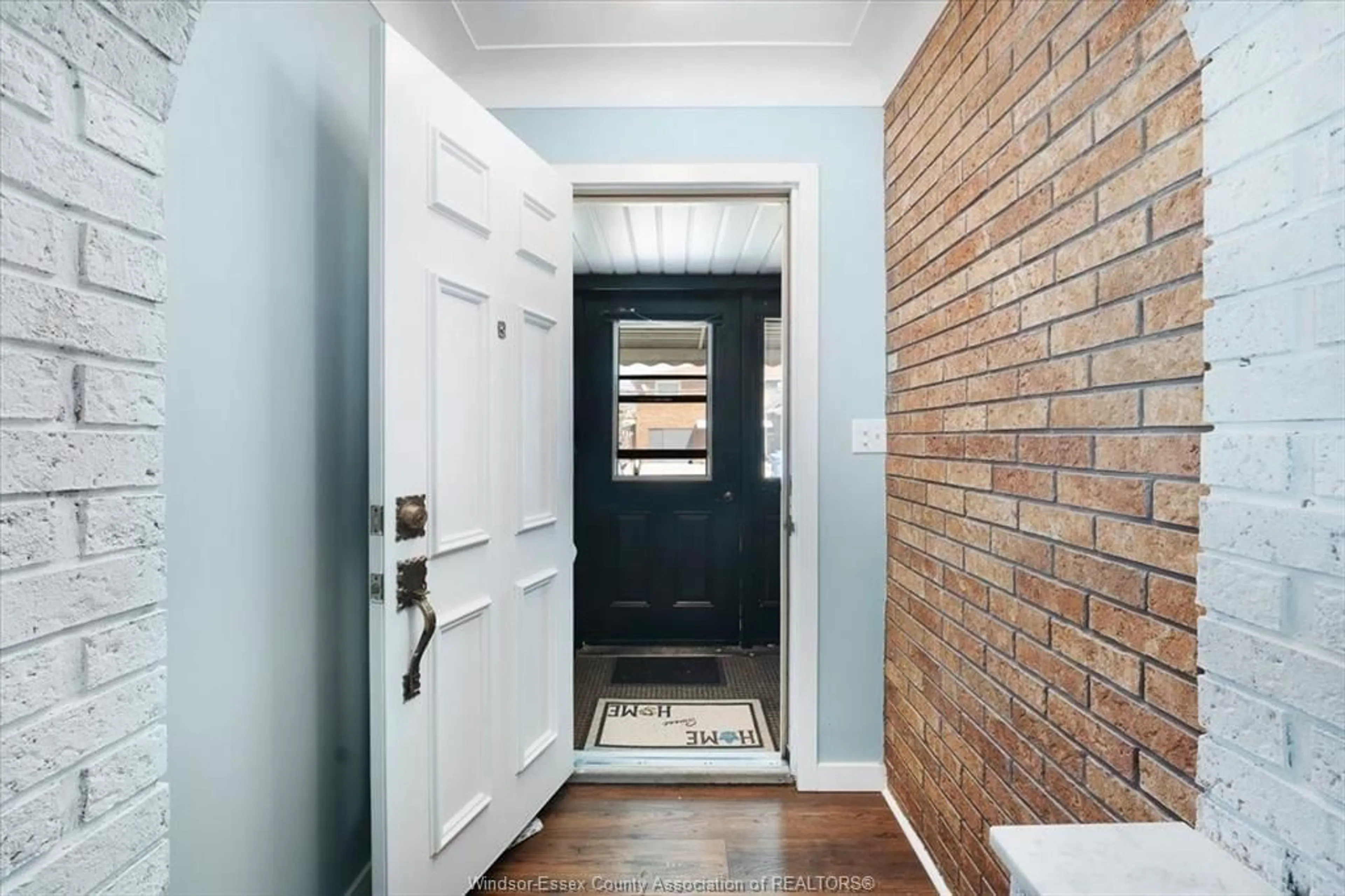 Indoor entryway for 2219 MARENTETTE Ave, Windsor Ontario N8X 4E8
