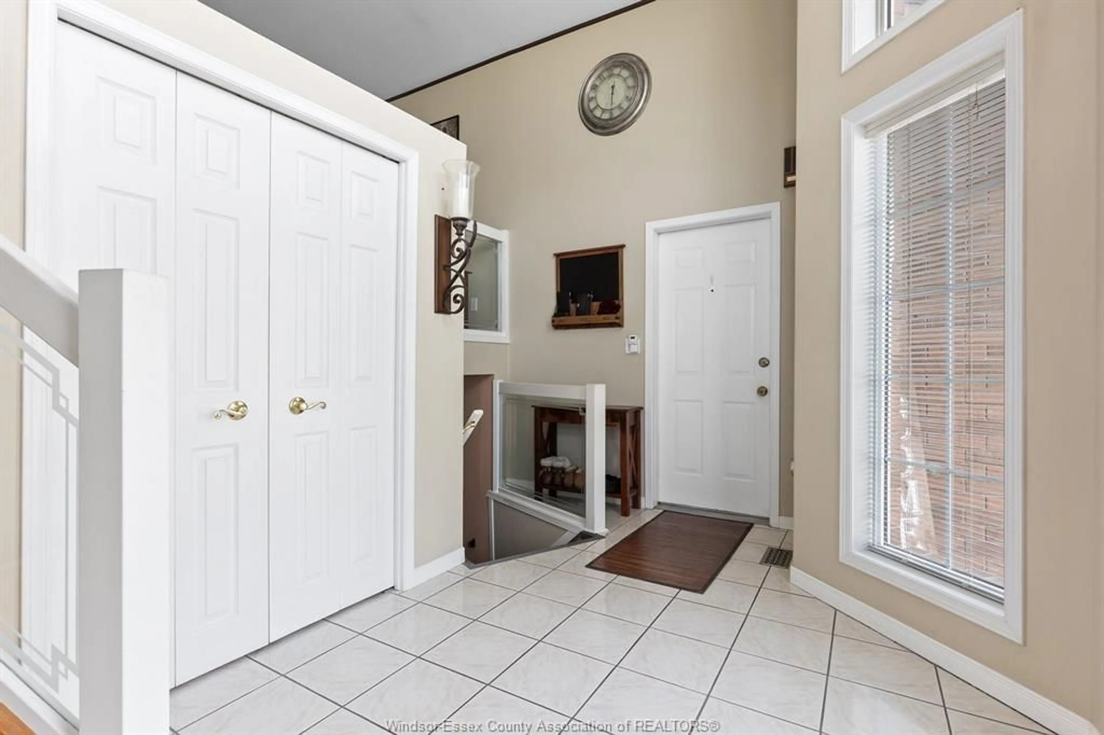 Indoor entryway for 330 REAUME Rd, LaSalle Ontario N9J 1B1