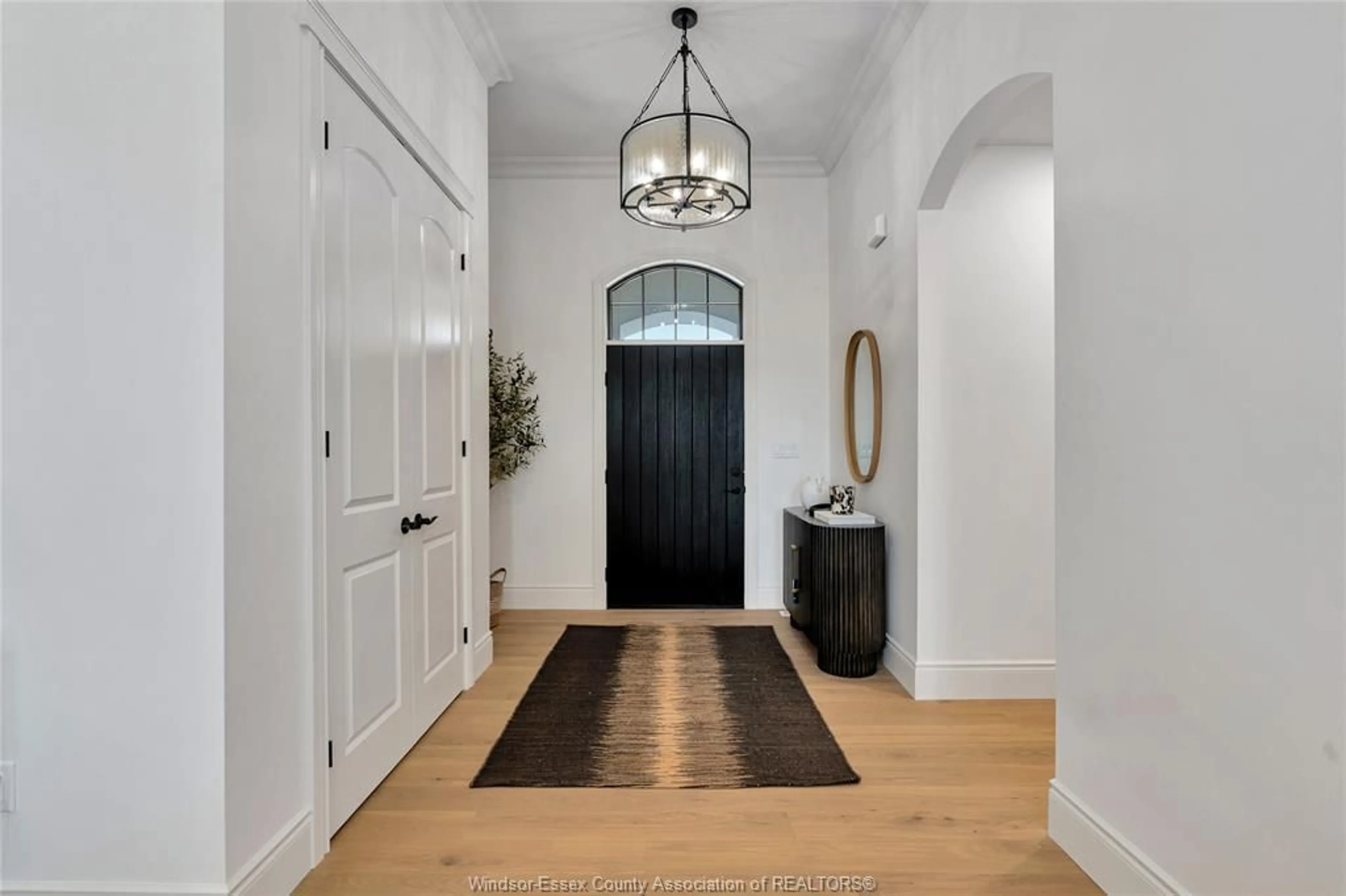 Indoor entryway for 633 Summit St, Lakeshore Ontario N0R 1A0