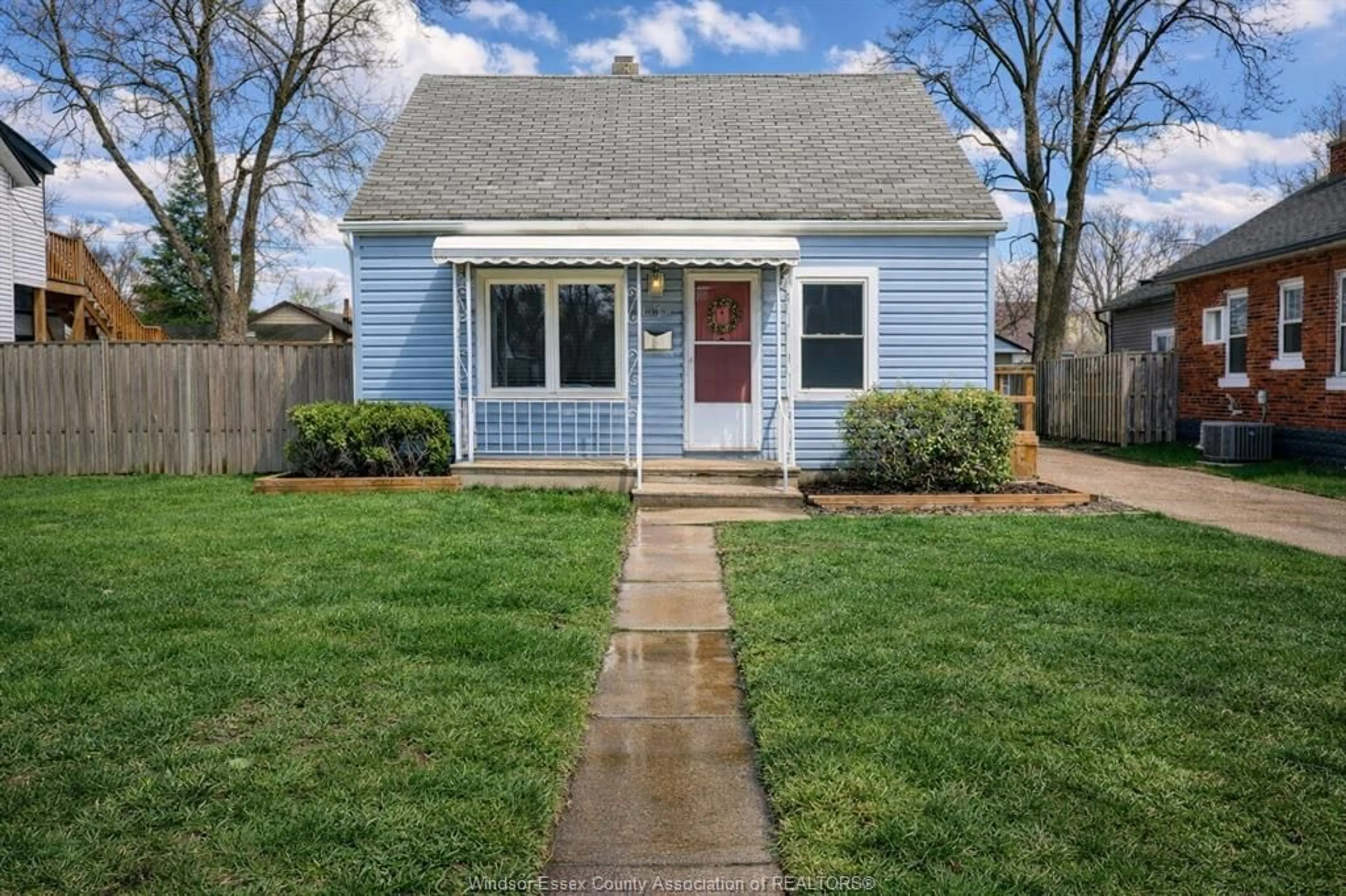 Home with vinyl exterior material, street for 1118 FELIX Ave, Windsor Ontario N9C 3L7