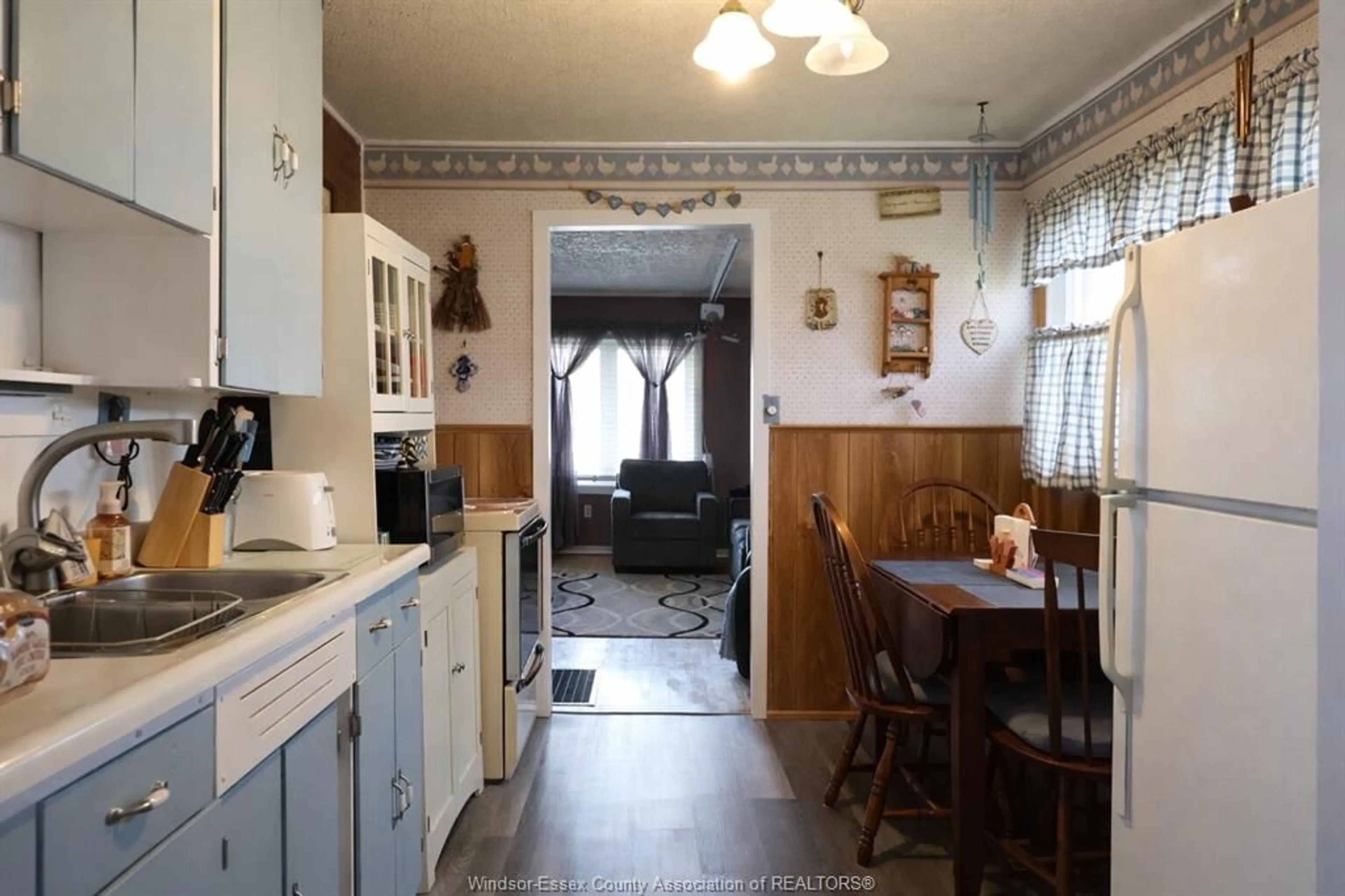 Standard kitchen, ceramic/tile floor for 1118 FELIX Ave, Windsor Ontario N9C 3L7
