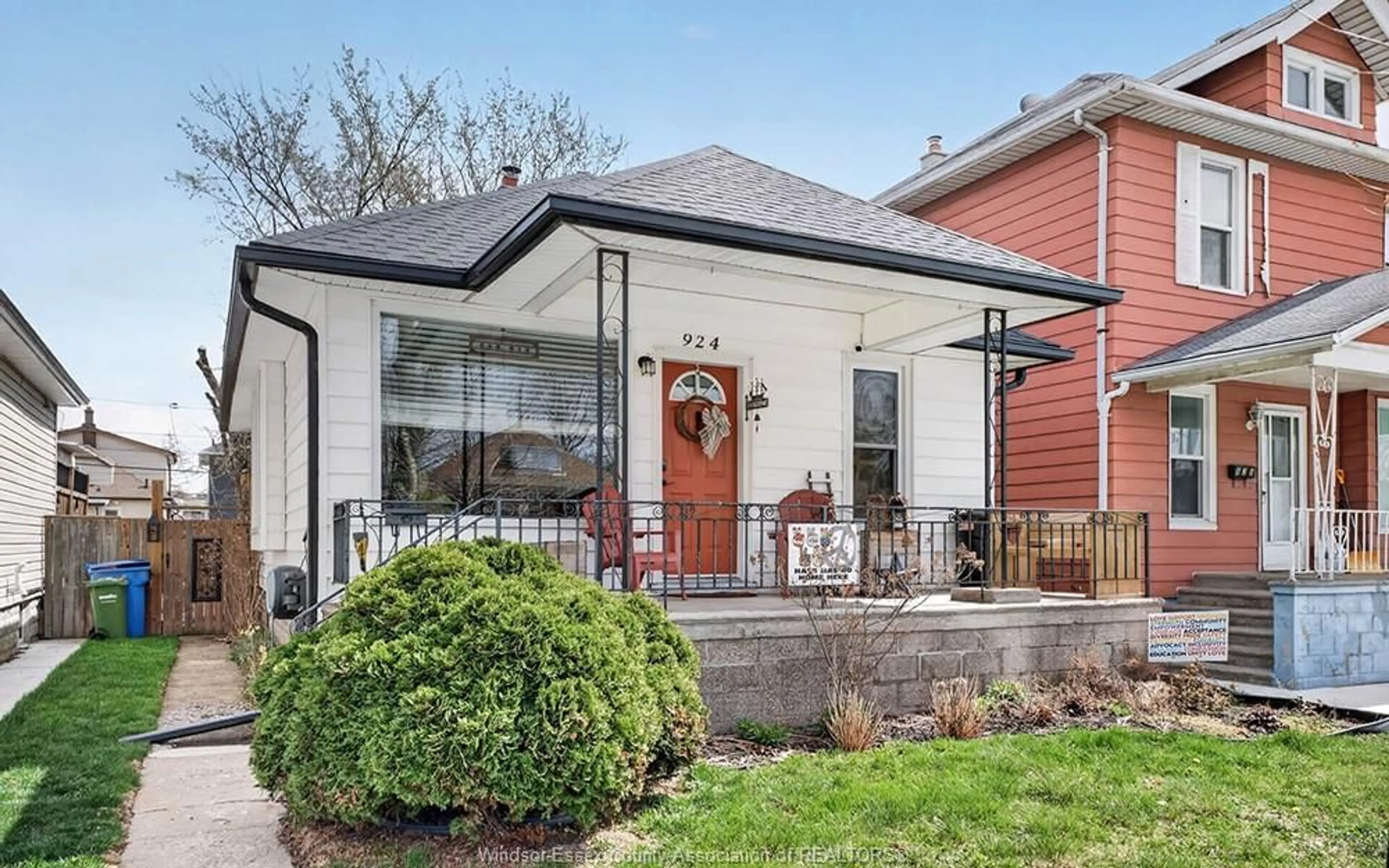 Home with brick exterior material, street for 924 MARENTETTE Ave, Windsor Ontario N9A 2A3