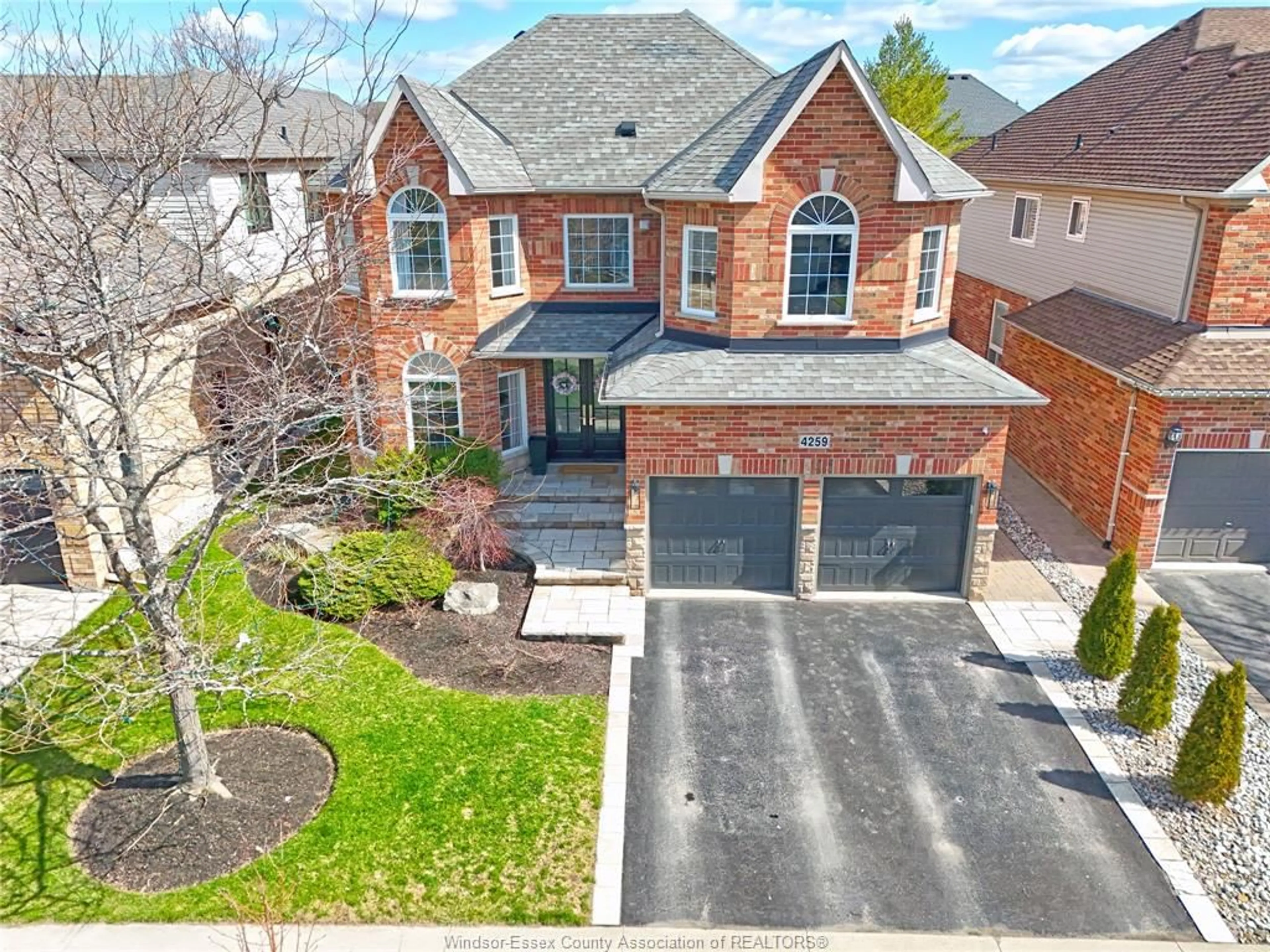 A pic from outside/outdoor area/front of a property/back of a property/a pic from drone, street for 4259 CLUBVIEW, Burlington Ontario L7M 4X2