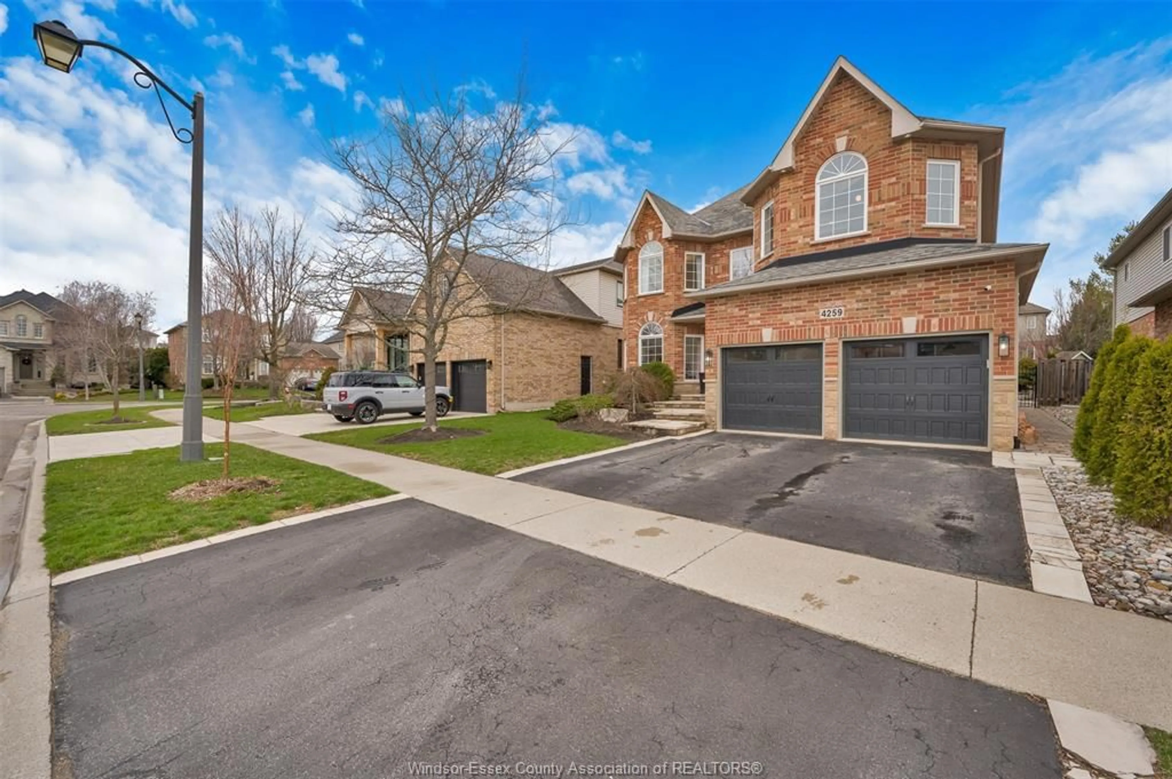 A pic from outside/outdoor area/front of a property/back of a property/a pic from drone, street for 4259 CLUBVIEW, Burlington Ontario L7M 4X2