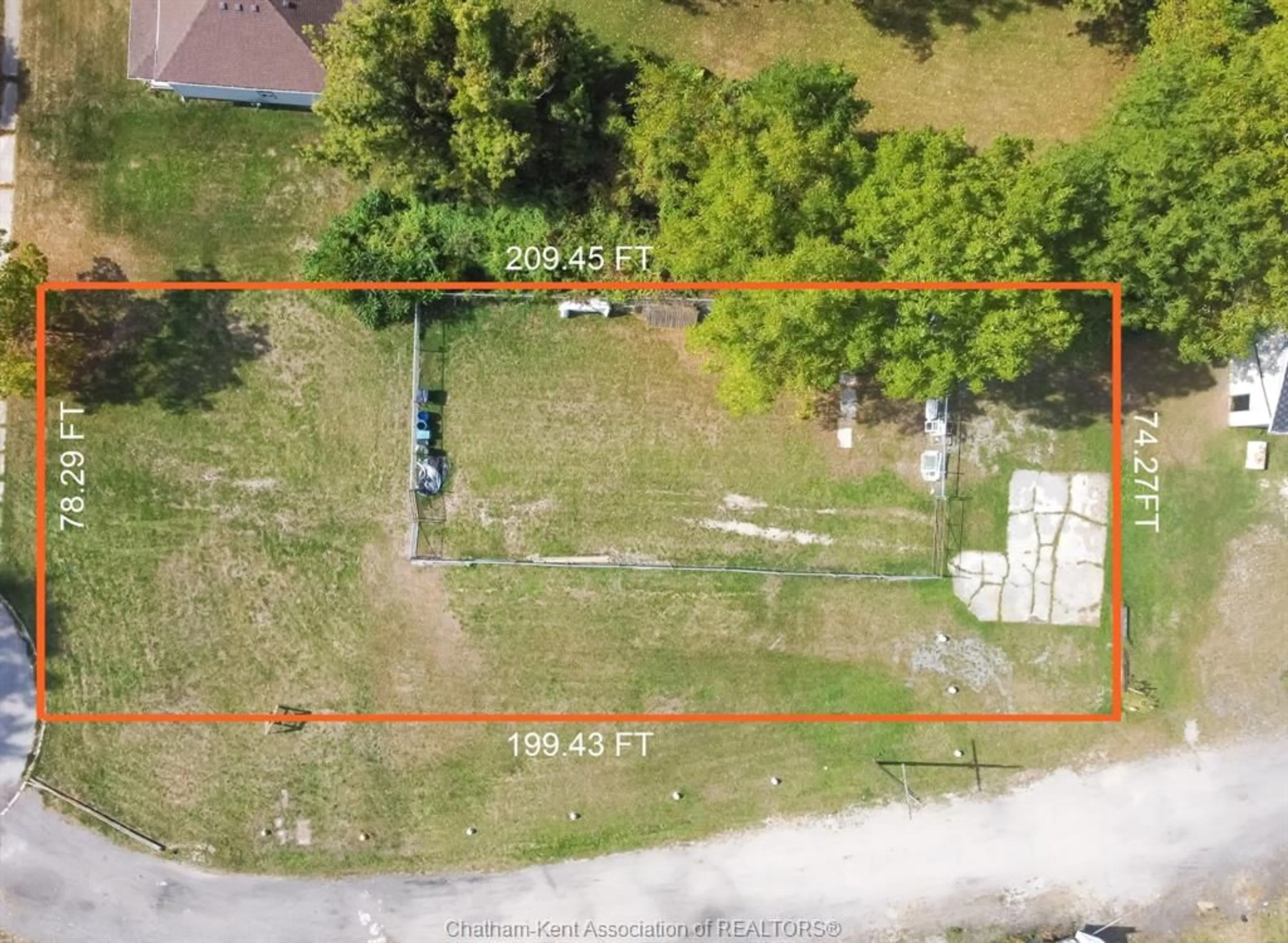 A pic from outside/outdoor area/front of a property/back of a property/a pic from drone, street for 285 WELLINGTON St, Chatham Ontario N7M 3P6