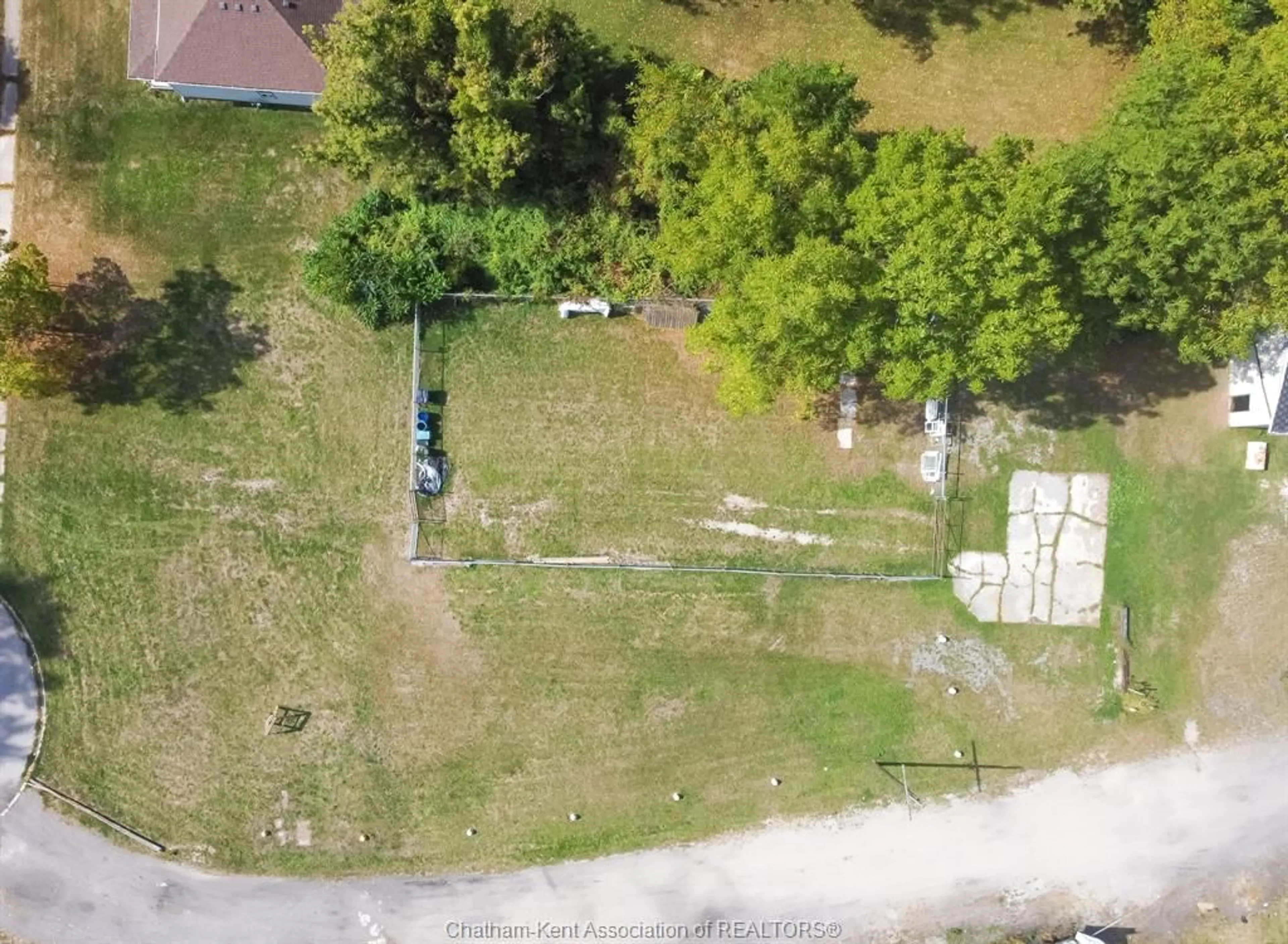 A pic from outside/outdoor area/front of a property/back of a property/a pic from drone, street for 285 WELLINGTON St, Chatham Ontario N7M 3P6