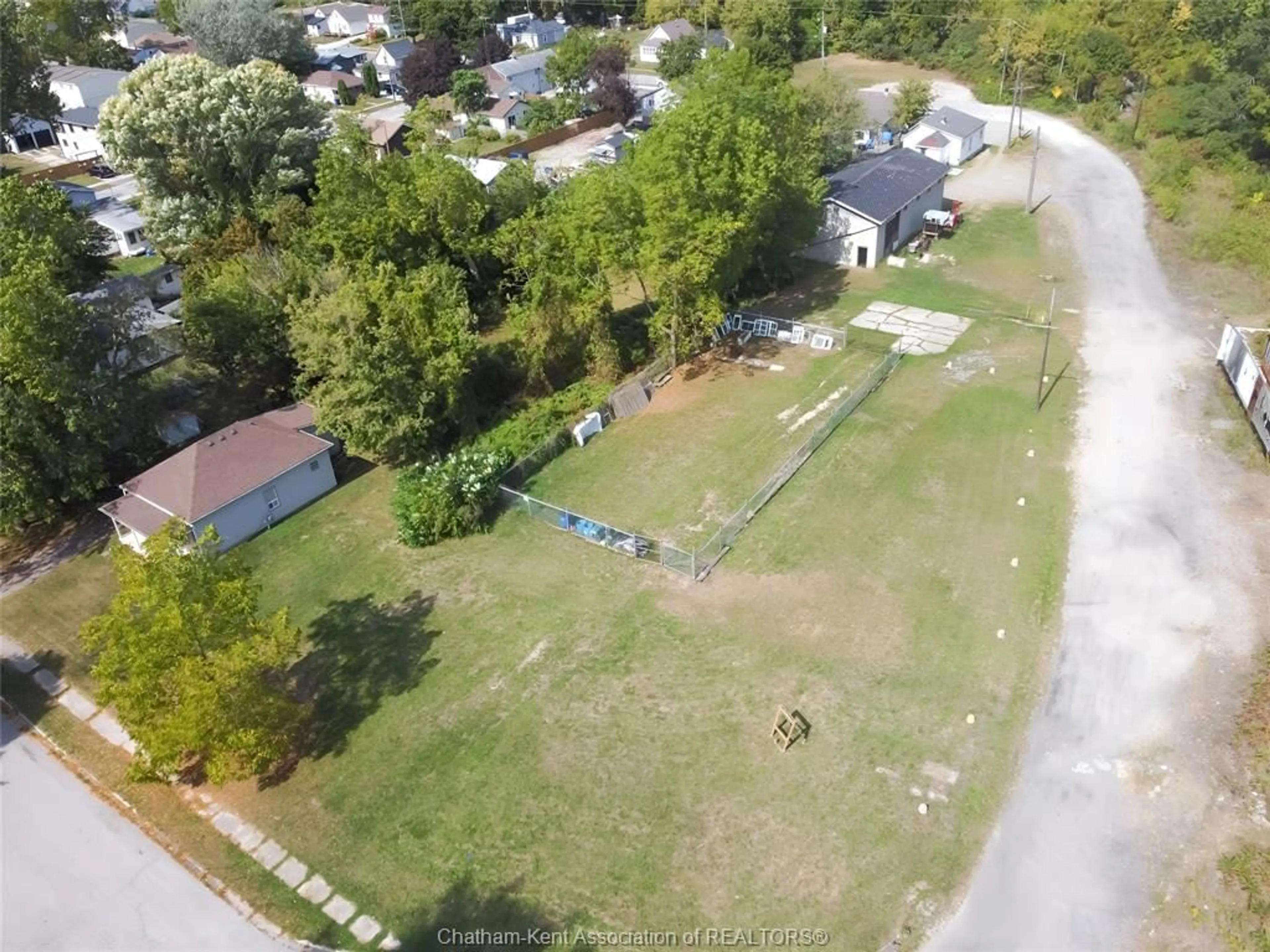A pic from outside/outdoor area/front of a property/back of a property/a pic from drone, unknown for 285 WELLINGTON St, Chatham Ontario N7M 3P6