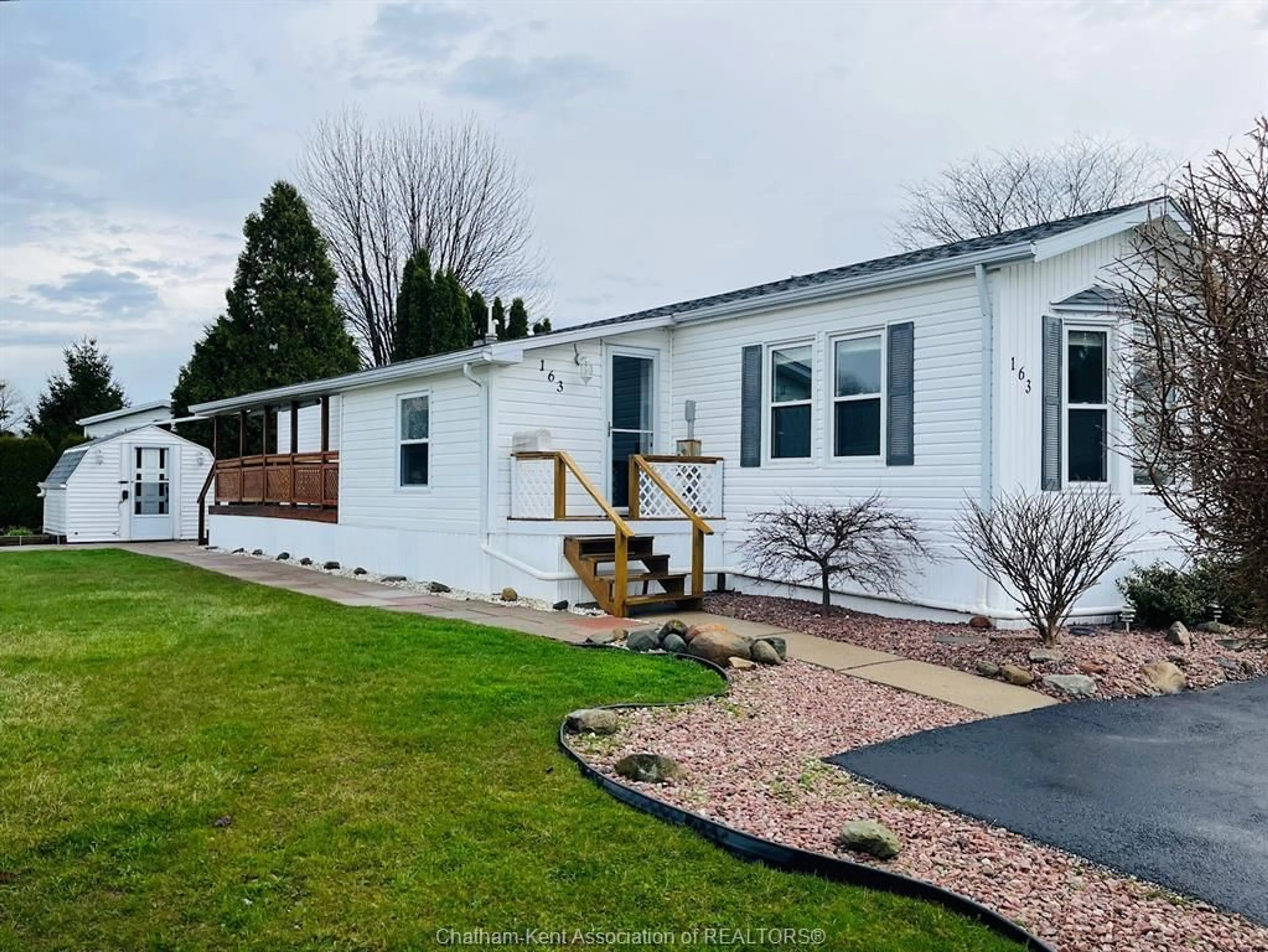 Home with vinyl exterior material, water/lake/river/ocean view for 163 Regency Dr, Chatham Ontario N7L 5J7