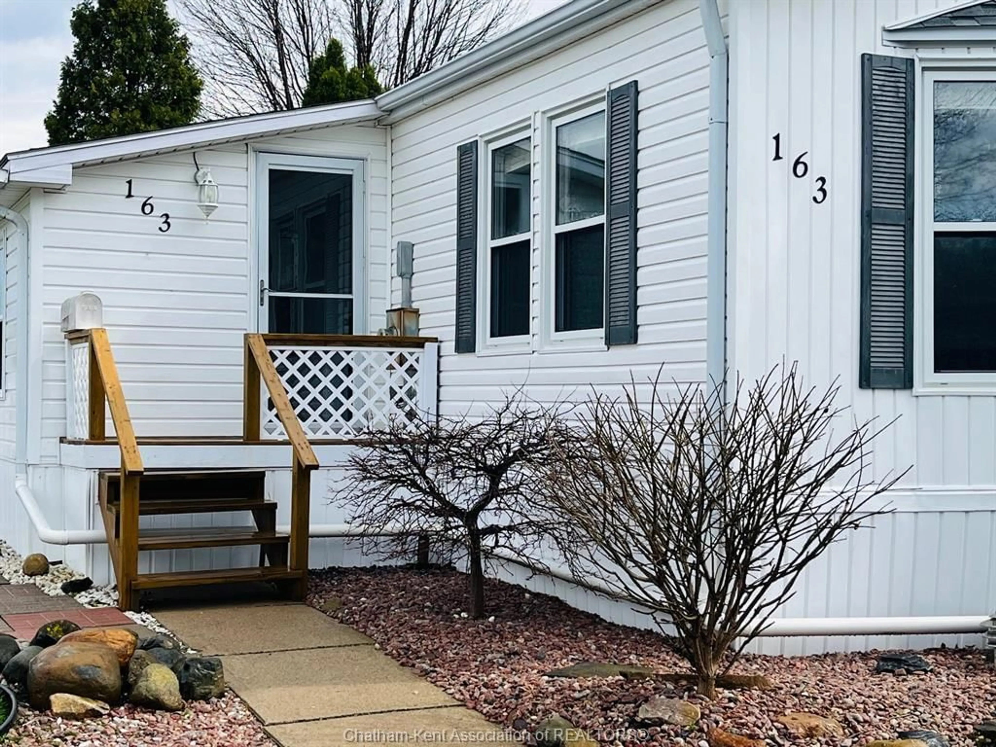 Home with vinyl exterior material, unknown for 163 Regency Dr, Chatham Ontario N7L 5J7