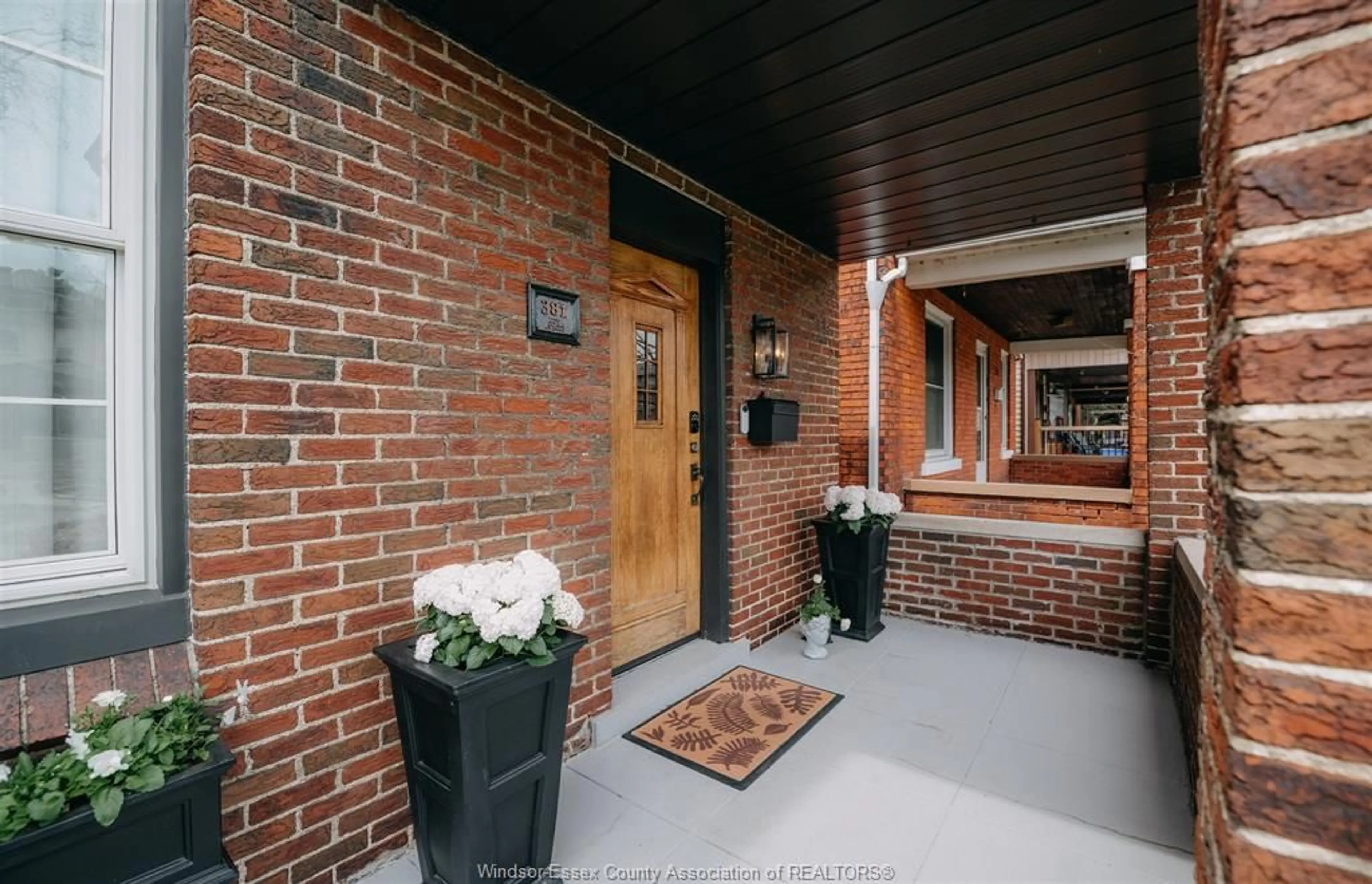 Indoor foyer for 381 MOY Ave, Windsor Ontario N9A 2N1