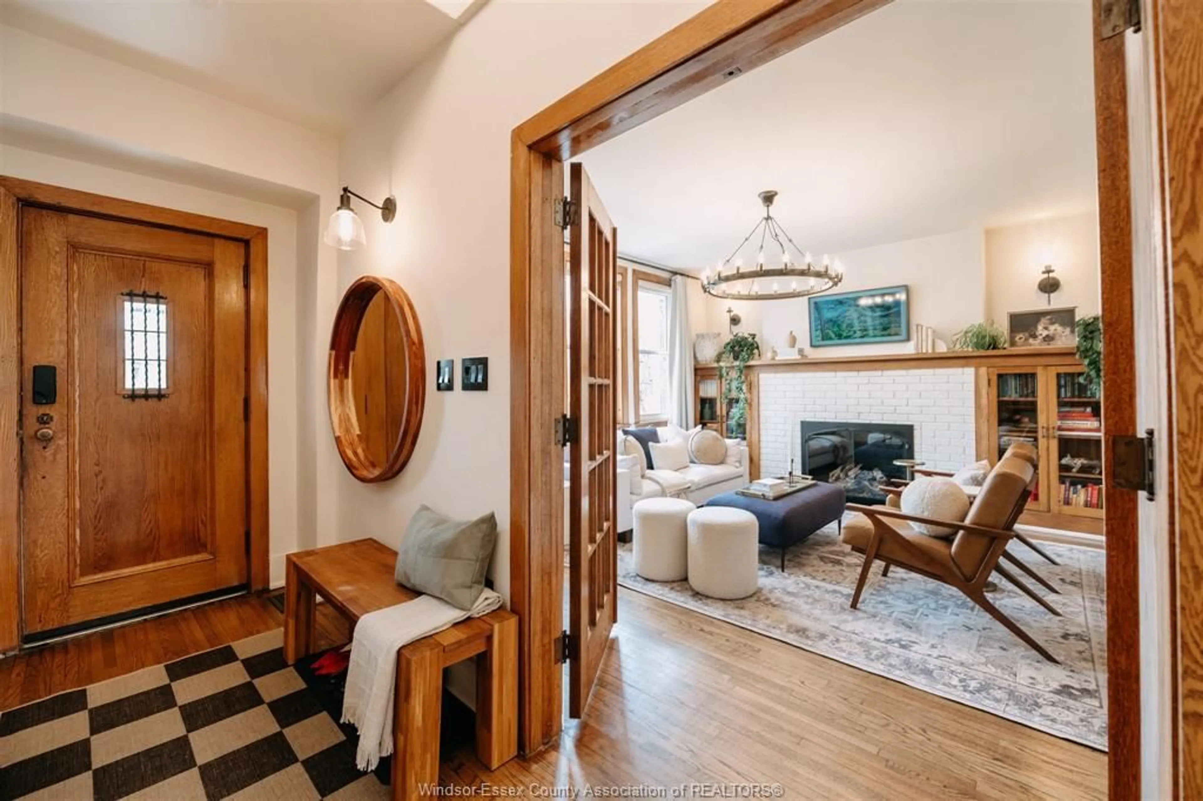 Indoor entryway for 381 MOY Ave, Windsor Ontario N9A 2N1