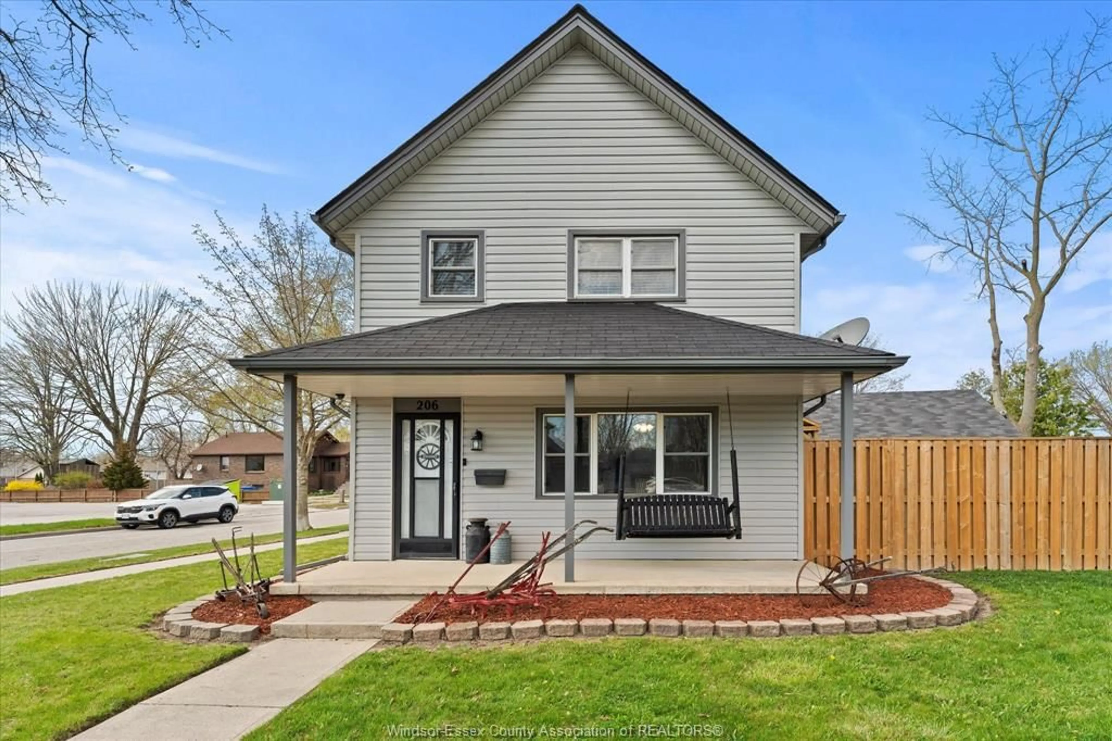 Home with vinyl exterior material, street for 206 RICHMOND, Amherstburg Ontario N9V 1G8