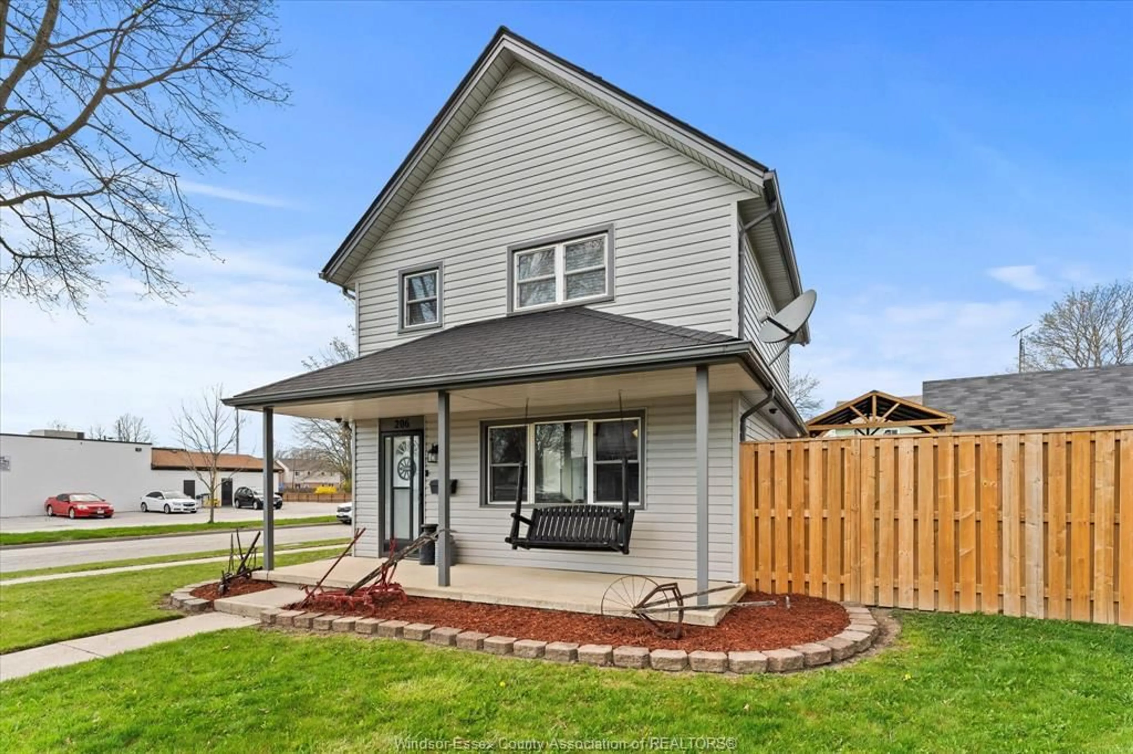 Home with vinyl exterior material, street for 206 RICHMOND, Amherstburg Ontario N9V 1G8