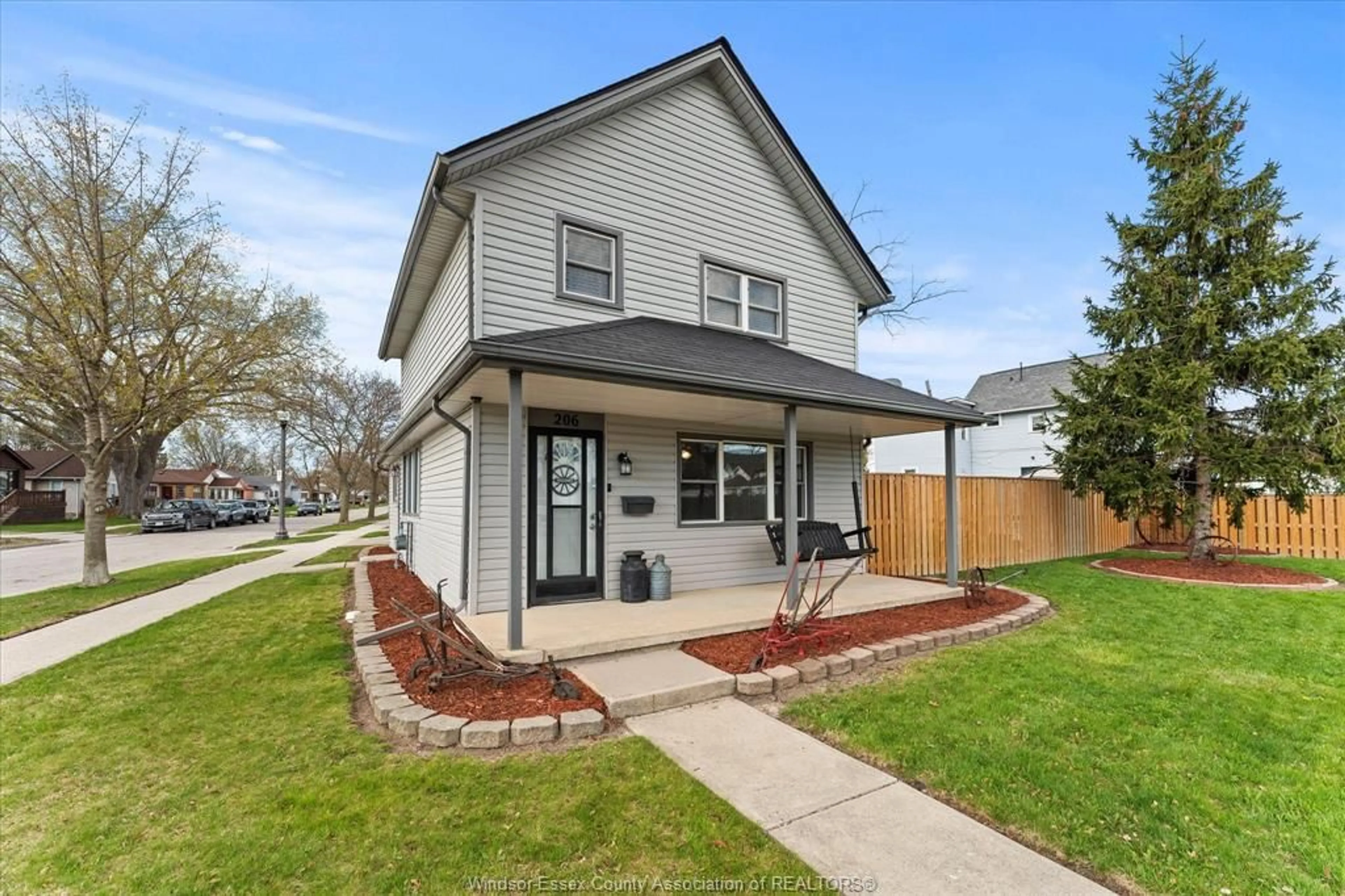 Home with vinyl exterior material, street for 206 RICHMOND, Amherstburg Ontario N9V 1G8