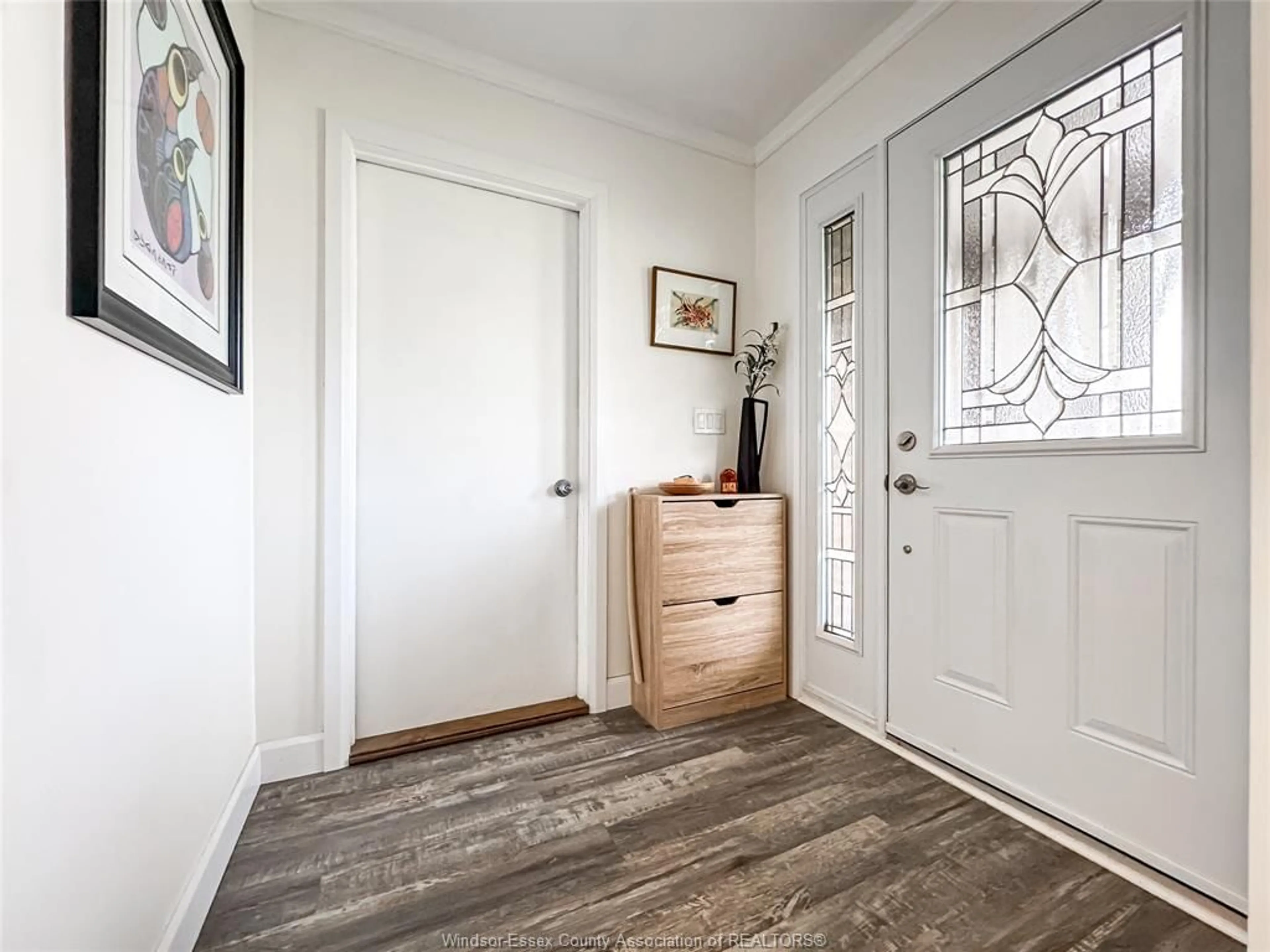 Indoor entryway for 276 FAIRWAY CRES, Tecumseh Ontario N8N 2Z2